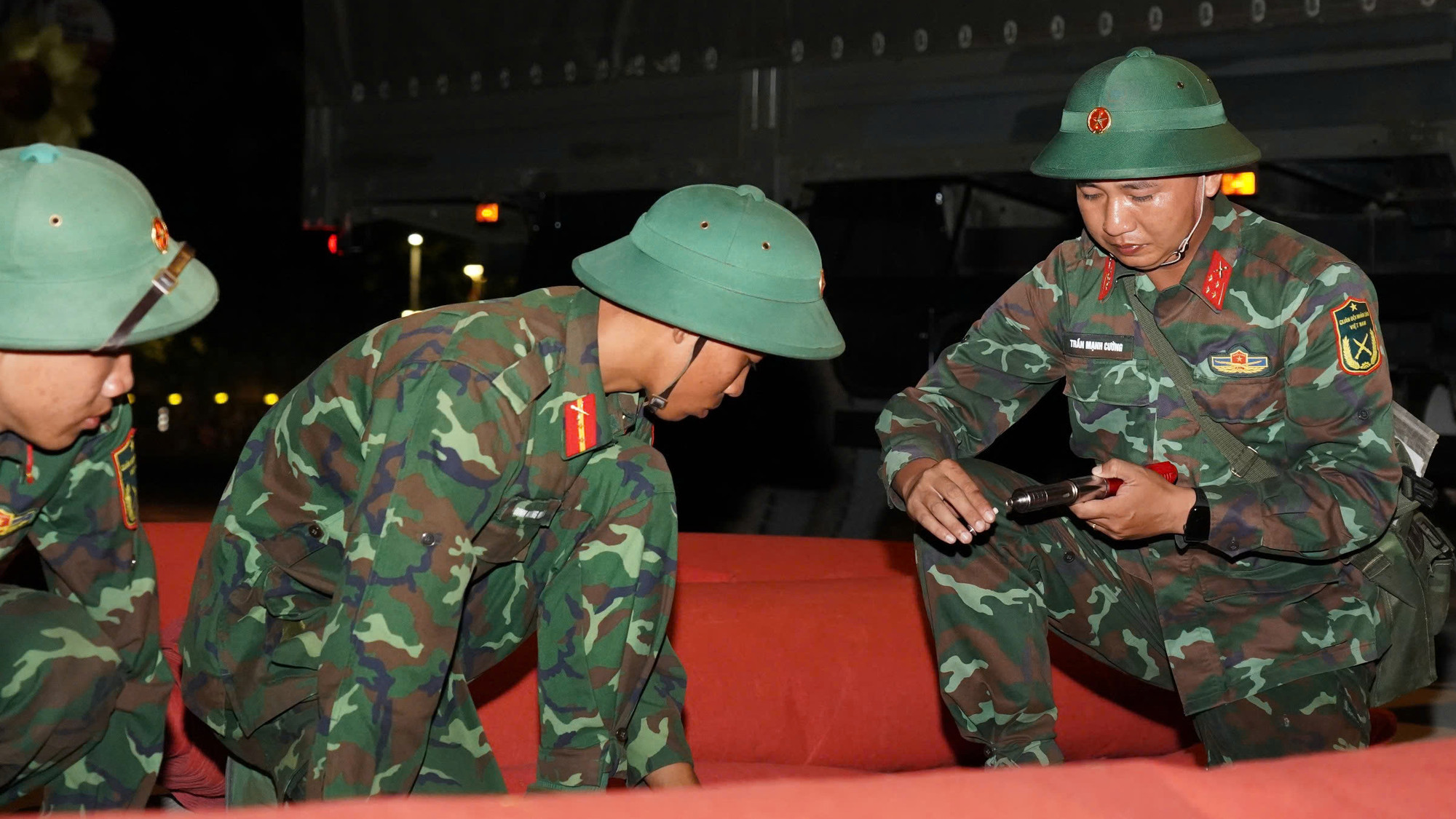 Lực lượng Quân đội khẩn trương lắp đặt tại khu vực quy hoạch pháo lễ ở Bến Bạch Đằng.