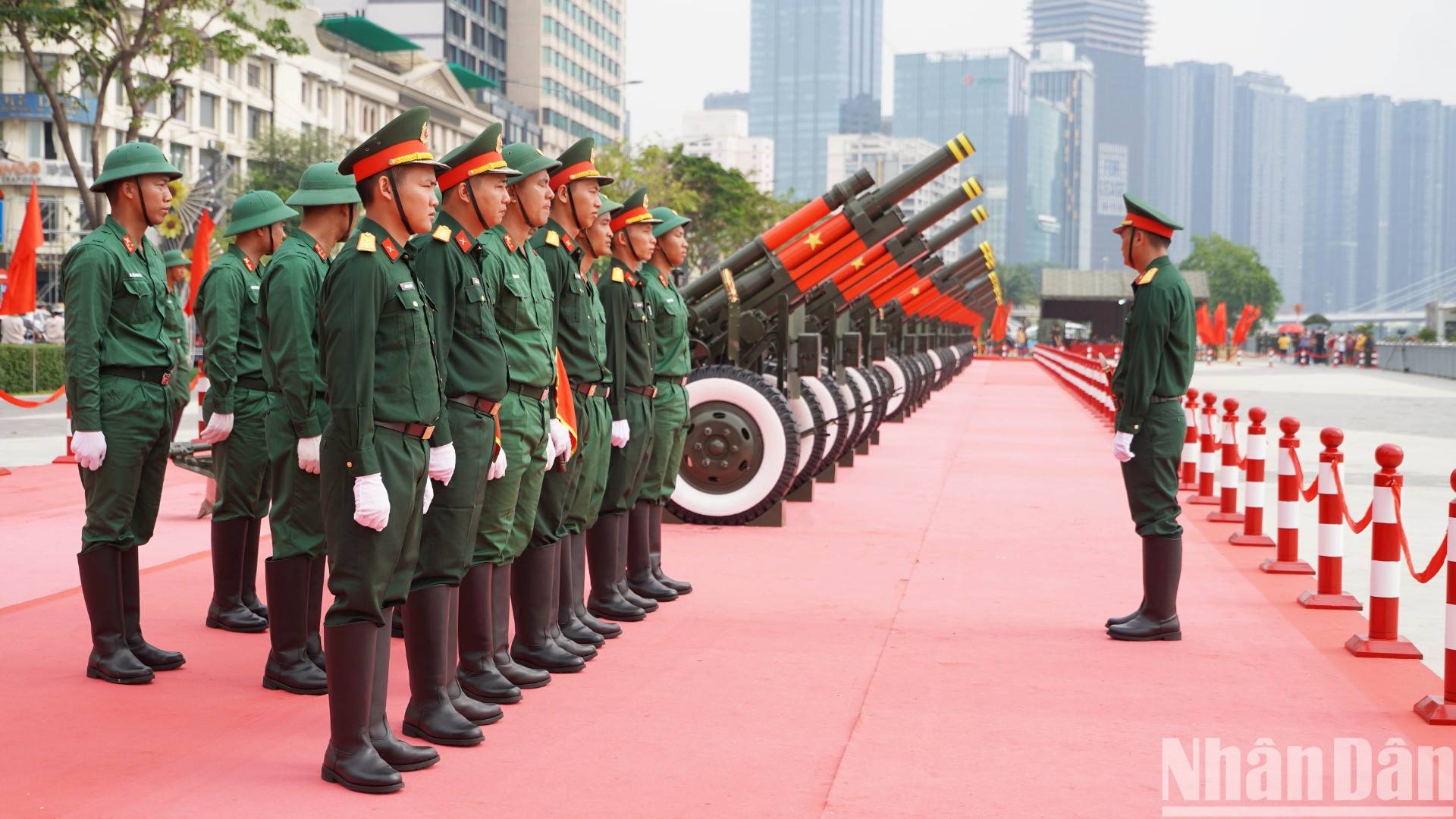 Tại công viên Bến Bạch Đằng, 15 khẩu pháo lễ đã khai hỏa tập luyện, chuẩn bị cho Lễ kỷ niệm 50 năm Ngày Giải phóng miền nam, thống nhất đất nước. Sự kiện này thu hút đông đảo người người dân Thành phố Hồ Chí Minh quan tâm. Tại công viên Bến Bạch Đằng, 15 khẩu pháo lễ đã khai hỏa tập luyện, chuẩn bị cho Lễ kỷ niệm 50 năm Ngày Giải phóng miền nam, thống nhất đất nước. Sự kiện này thu hút đông đảo người người dân Thành phố Hồ Chí Minh quan tâm.