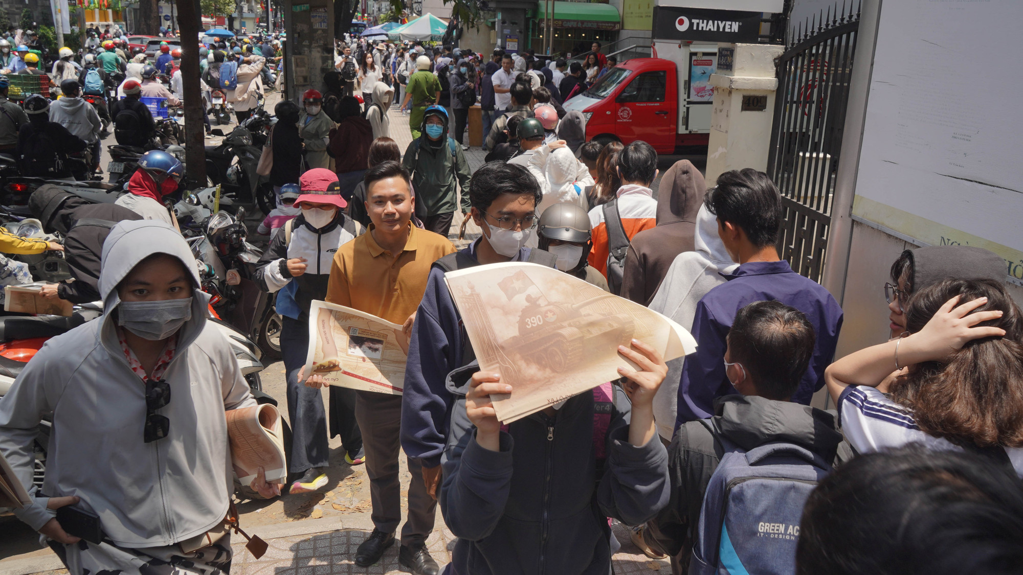 Không khí 12 giờ 30 phút trưa 29/4, bạn đọc vẫn tiếp tục xếp hàng để nhận được tờ phụ san đặc biệt tuyên truyền Kỷ niệm 50 năm Ngày Giải phóng miền nam, thống nhất đất nước của Báo Nhân Dân.