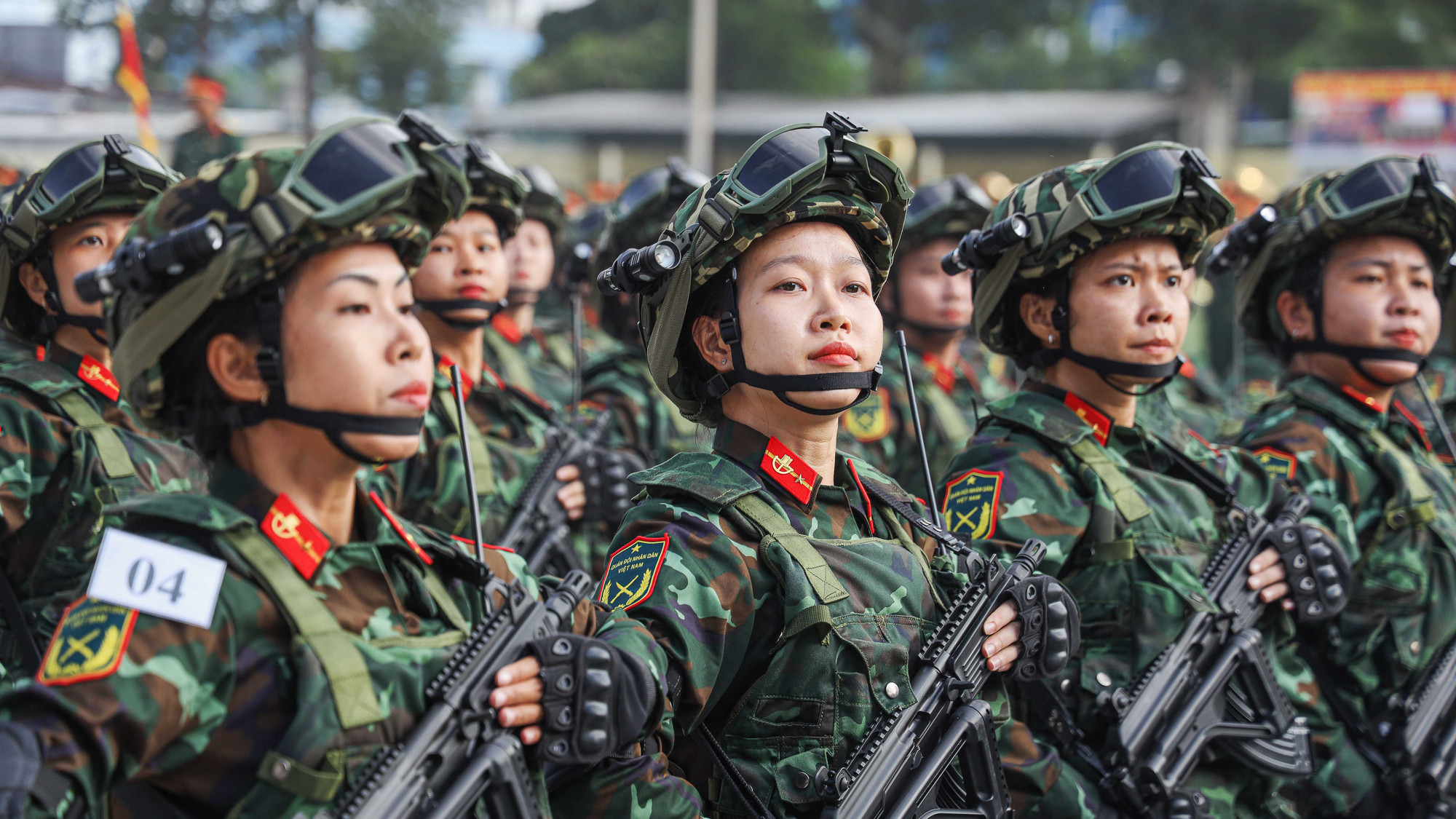 Bước vào những ngày đầu tháng 4, nắng nóng phương nam càng trở nên gay gắt. Những cơn mưa trái mùa không làm dịu đi bầu không khí oi bức mà còn tạo thêm thử thách cho bộ đội trong quá trình huấn luyện.
