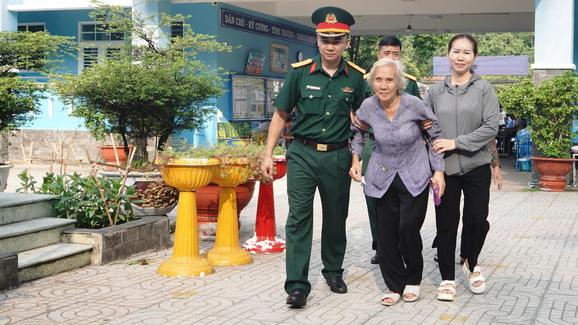 Ngay từ sáng sớm, Đoàn công tác Tổng cục II (Bộ Quốc phòng) cùng cấp ủy, chính quyền địa phương đã có mặt tại điểm trường Tiểu học Phú Hòa Đông, xã Phú Hòa Đông, huyện Củ Chi, Thành phố Hồ Chí Minh giúp đỡ các gia đình chính sách.