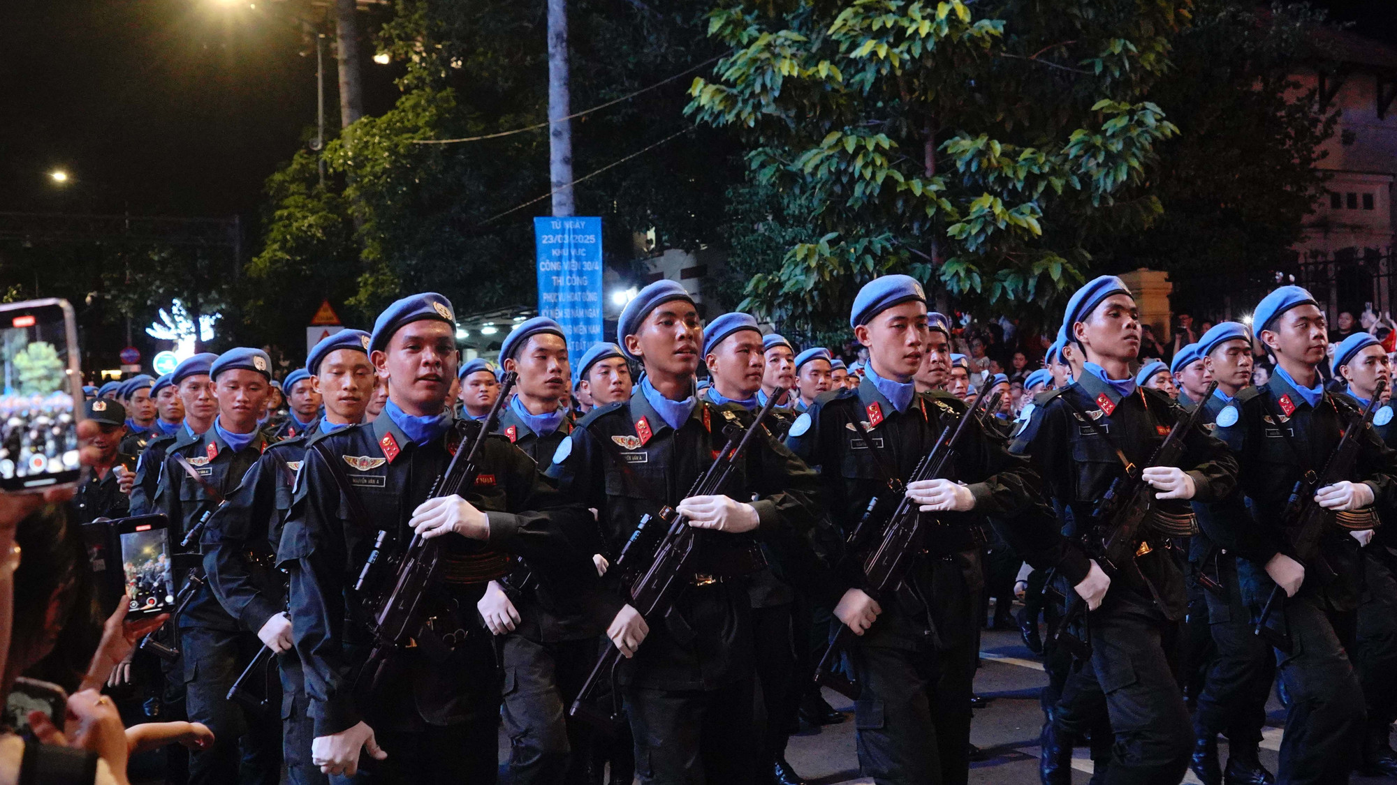 Người dân ghi lại những khoảnh khắc của đoàn diễu binh, diễu hành.