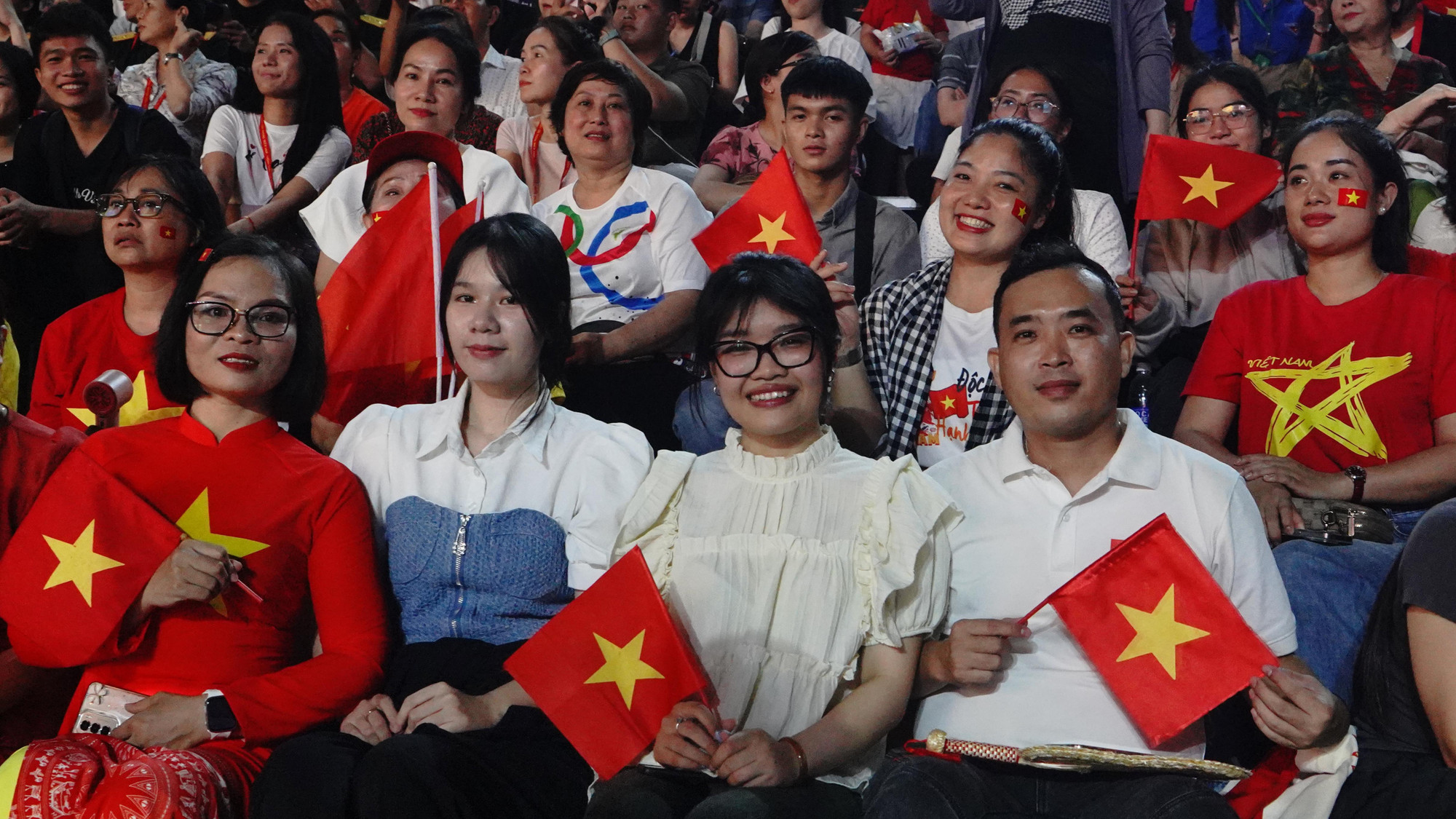 Từ 18 giờ, chị Đặng Thị Trà Giang (ngồi giữa từ phải qua, sinh viên Trường đại học Văn Lang) cùng nhóm bạn đã có mặt sớm tại đường Lê Duẩn để tìm chỗ ngồi, đón xem màn hợp luyện diễu binh lần thứ hai. Từ 18 giờ, chị Đặng Thị Trà Giang (ngồi giữa từ phải qua, sinh viên Trường đại học Văn Lang) cùng nhóm bạn đã có mặt sớm tại đường Lê Duẩn để tìm chỗ ngồi, đón xem màn hợp luyện diễu binh lần thứ hai.