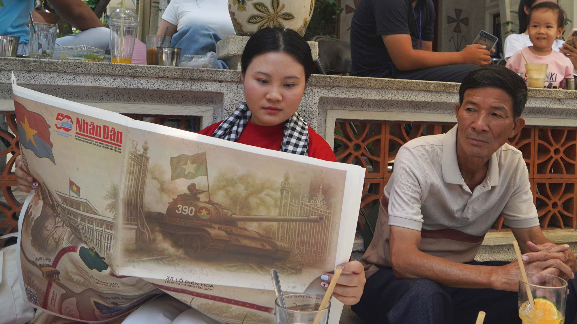 Các bạn trẻ vui mừng sau khi nhận được phụ san đặc biệt tuyên truyền Kỷ niệm 50 năm Ngày Giải phóng miền nam, thống nhất đất nước của Báo Nhân Dân.