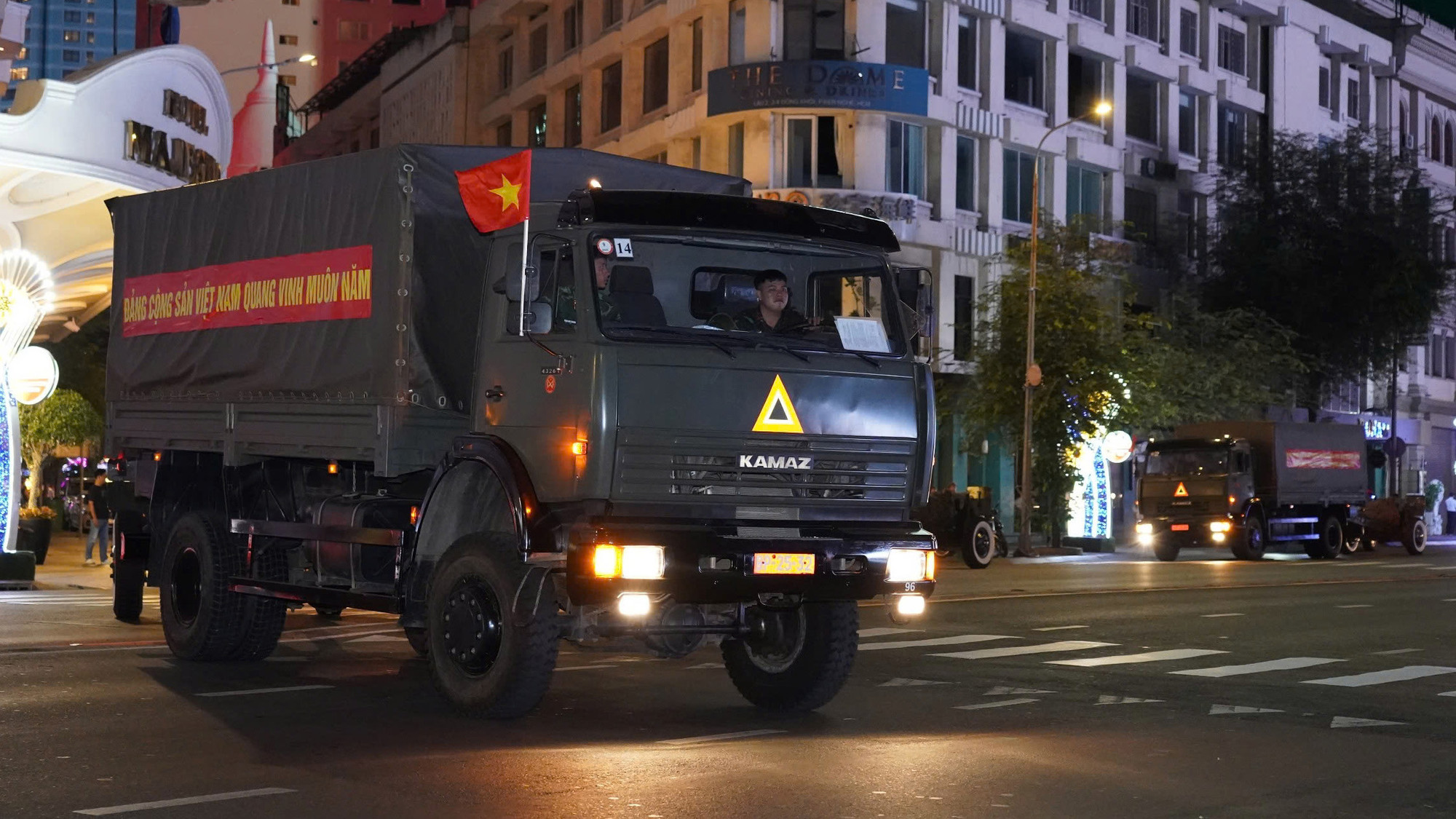 Khoảng 23 giờ 30 phút, đoàn xe chở các khẩu pháo đến Công viên Bến Bạch Đằng (Quận 1) để lắp đặt. Các khẩu đại bác nặng khoảng 4 tấn được di chuyển từ Lữ đoàn 96 (Binh chủng Pháo binh) tại huyện Long Thành (tỉnh Đồng Nai) về Thành phố Hồ Chí Minh.