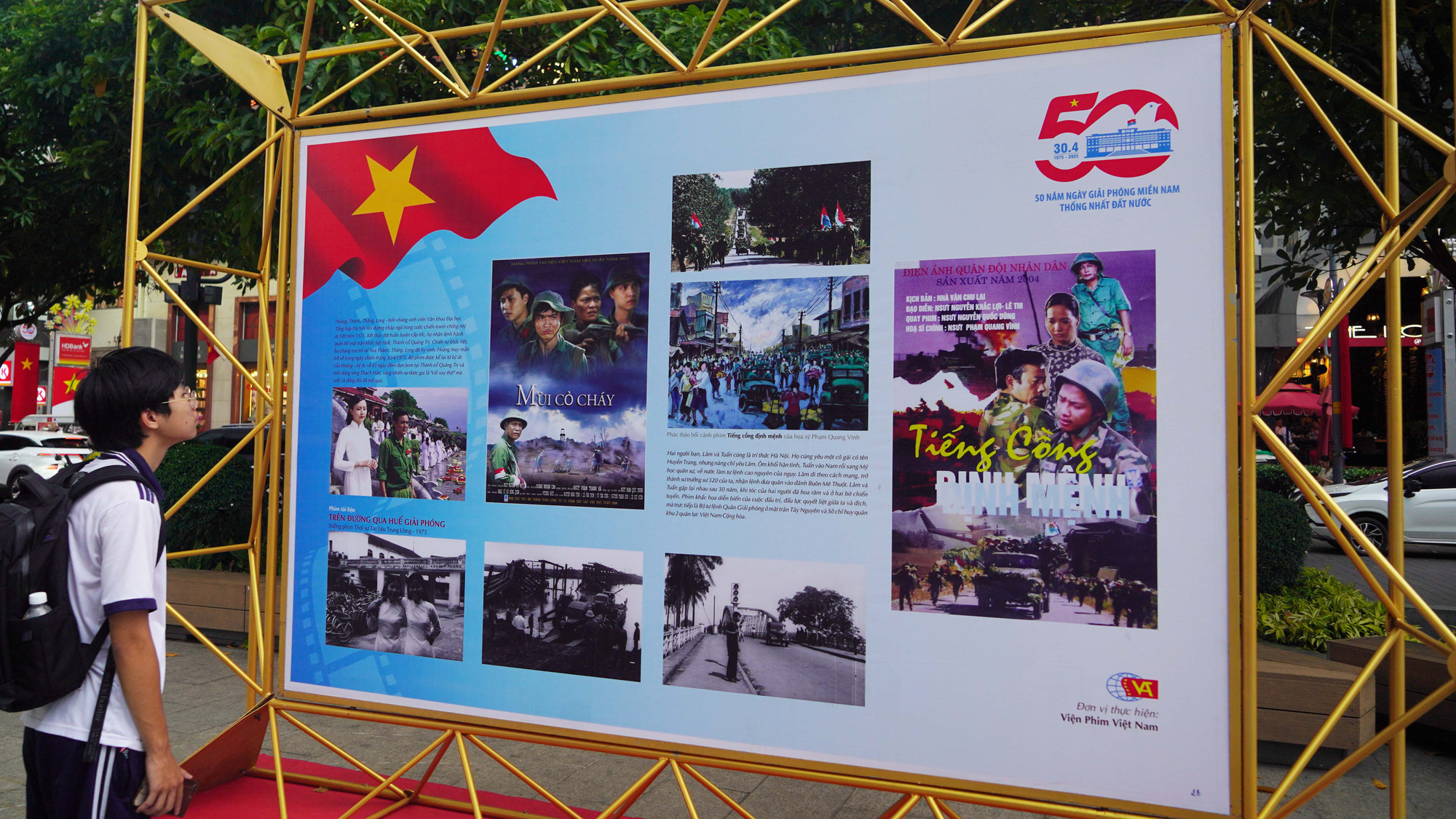 Các bạn trẻ quan tâm đến lịch sử .