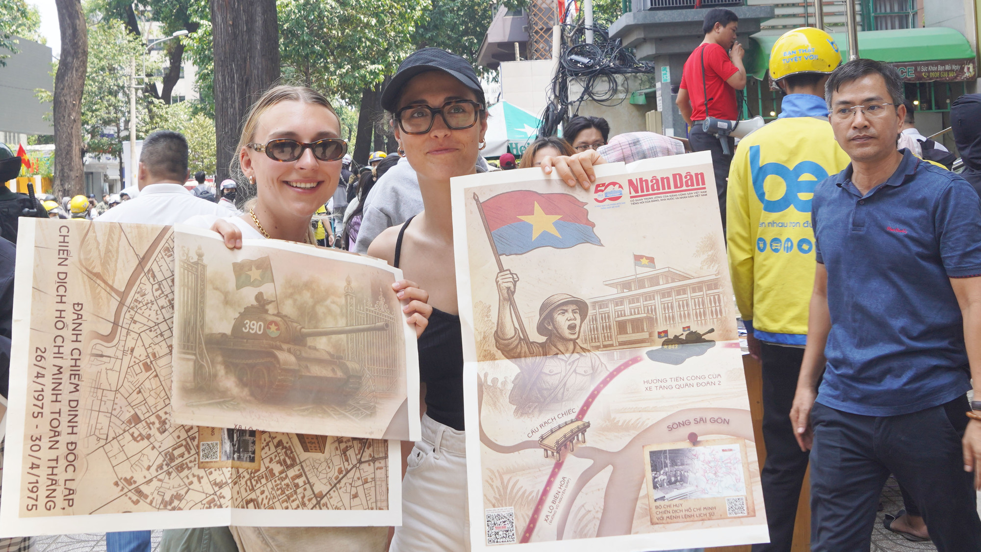 Du khách nước ngoài vui vẻ xếp hàng để có trên tay sản phẩm "truyền thống mà rất công nghệ".