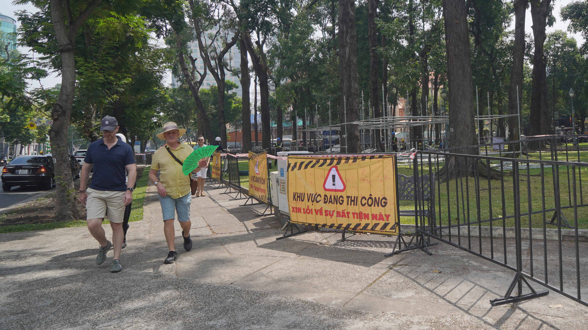 Hành lang rào chắn và biển báo được dựng lên, cách ly khu vực thi công nhằm bảo đảm an toàn cho người dân và du khách.