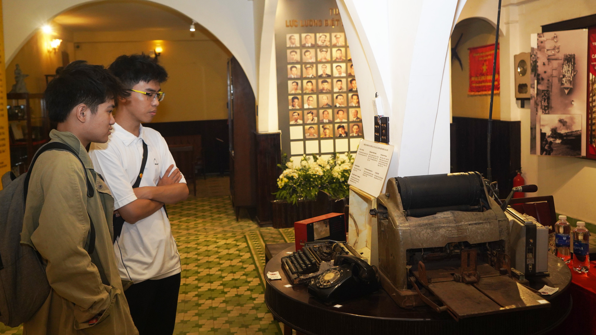 Khách tham quan các hiện vật trong văn phòng của Tổng thống chính quyền Sài Gòn bỏ lại trong những ngày cuối tháng 4/1975.