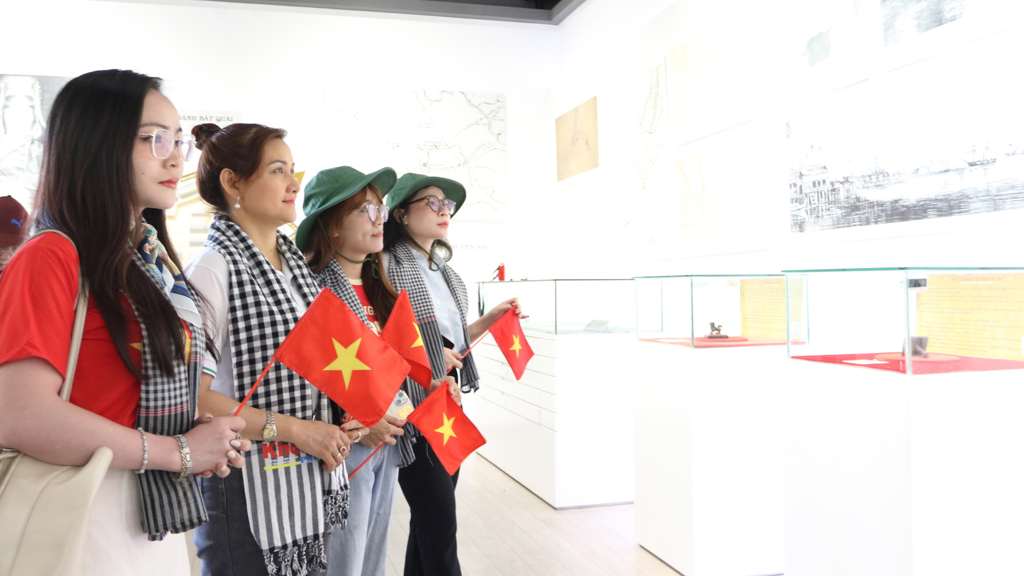 Nhiều bạn trẻ tham quan di tích lịch sử tại Thành phố Hồ Chí Minh.