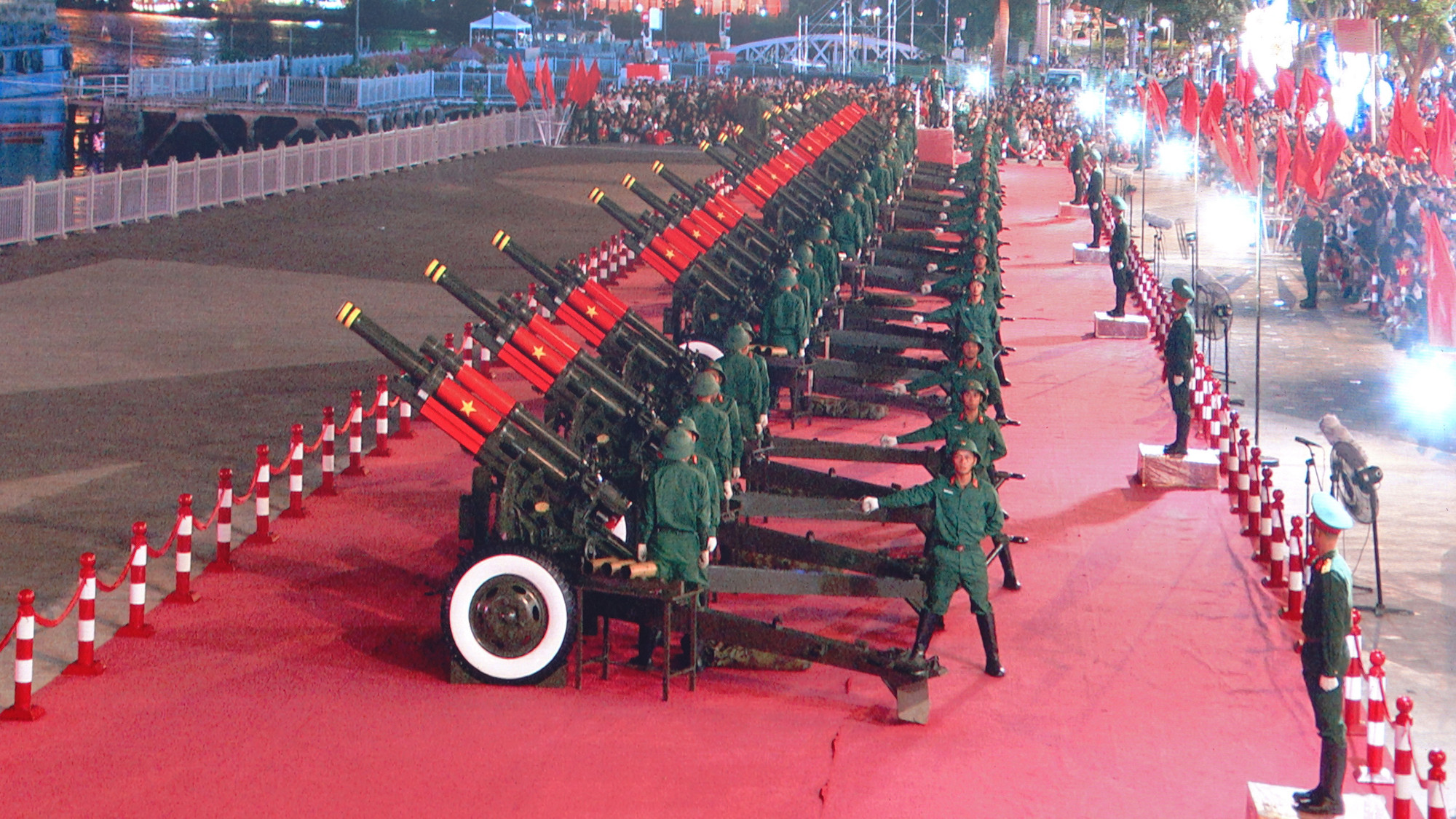 Dàn pháo lễ được xem trực tiếp qua màn hình led. Dàn pháo lễ được xem trực tiếp qua màn hình led.