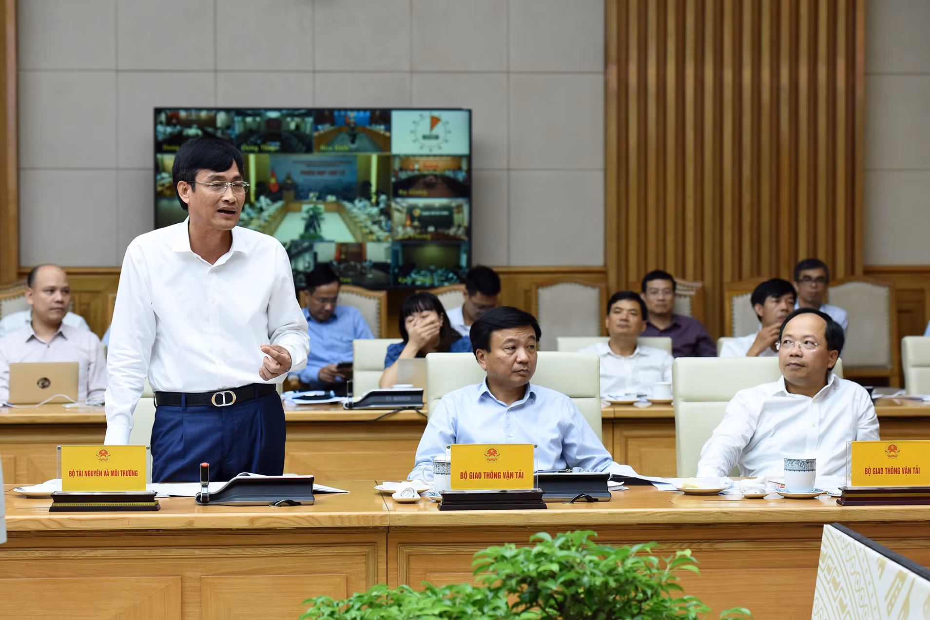 Đại diện lãnh đạo Bộ Tài nguyên và Môi trường phát biểu tại hội nghị.