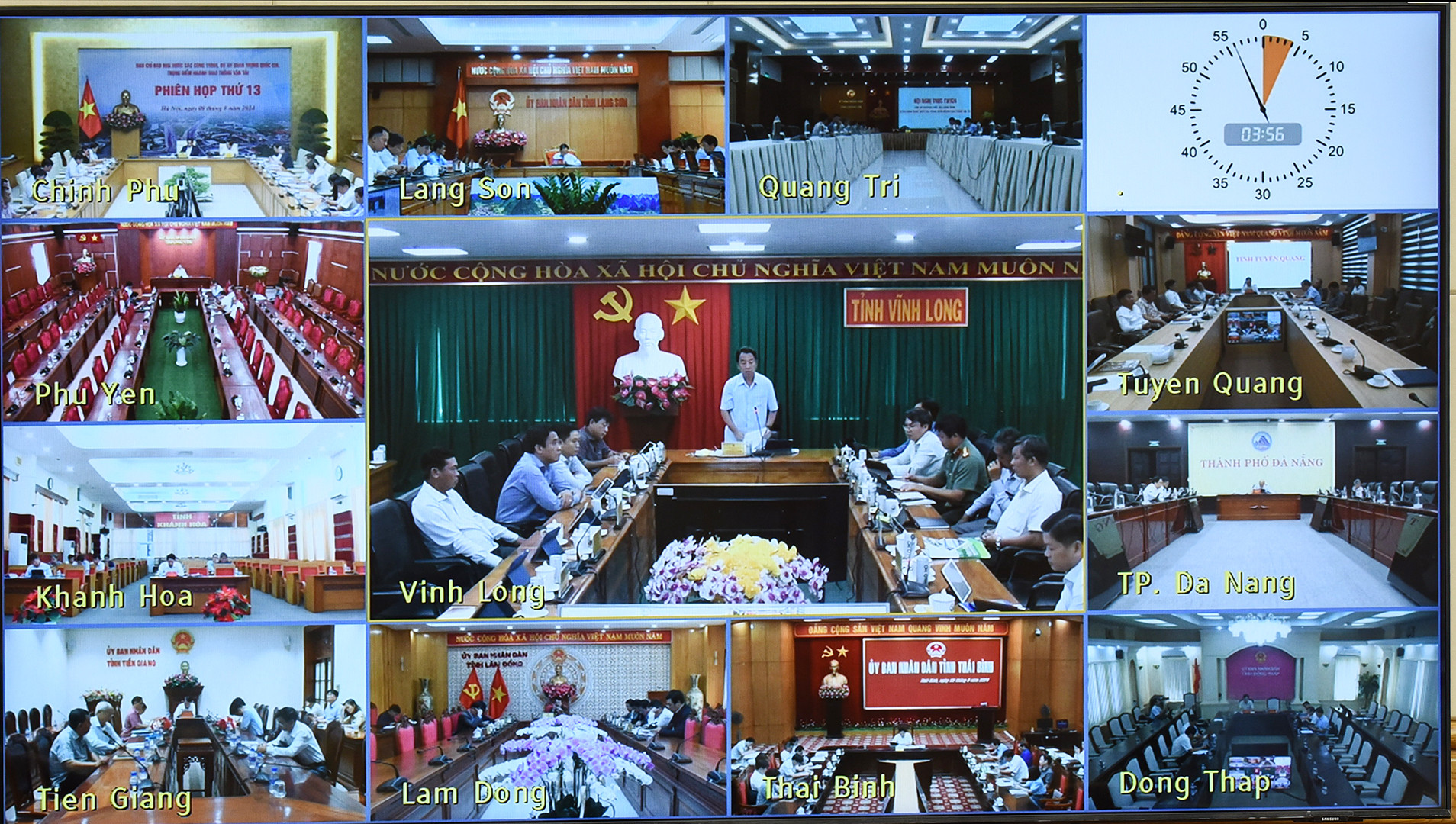 Phiên họp được tổ chức trực tiếp kết hợp trực tuyến giữa đầu cầu trụ sở Chính phủ với các tỉnh, thành phố trực thuộc Trung ương đang có các công trình, dự án quan trọng quốc gia, trọng điểm ngành giao thông vận tải trên địa bàn. Trong ảnh: Đại diện lãnh đạo tỉnh Vĩnh Long phát biểu tại điểm cầu tỉnh Vĩnh Long.