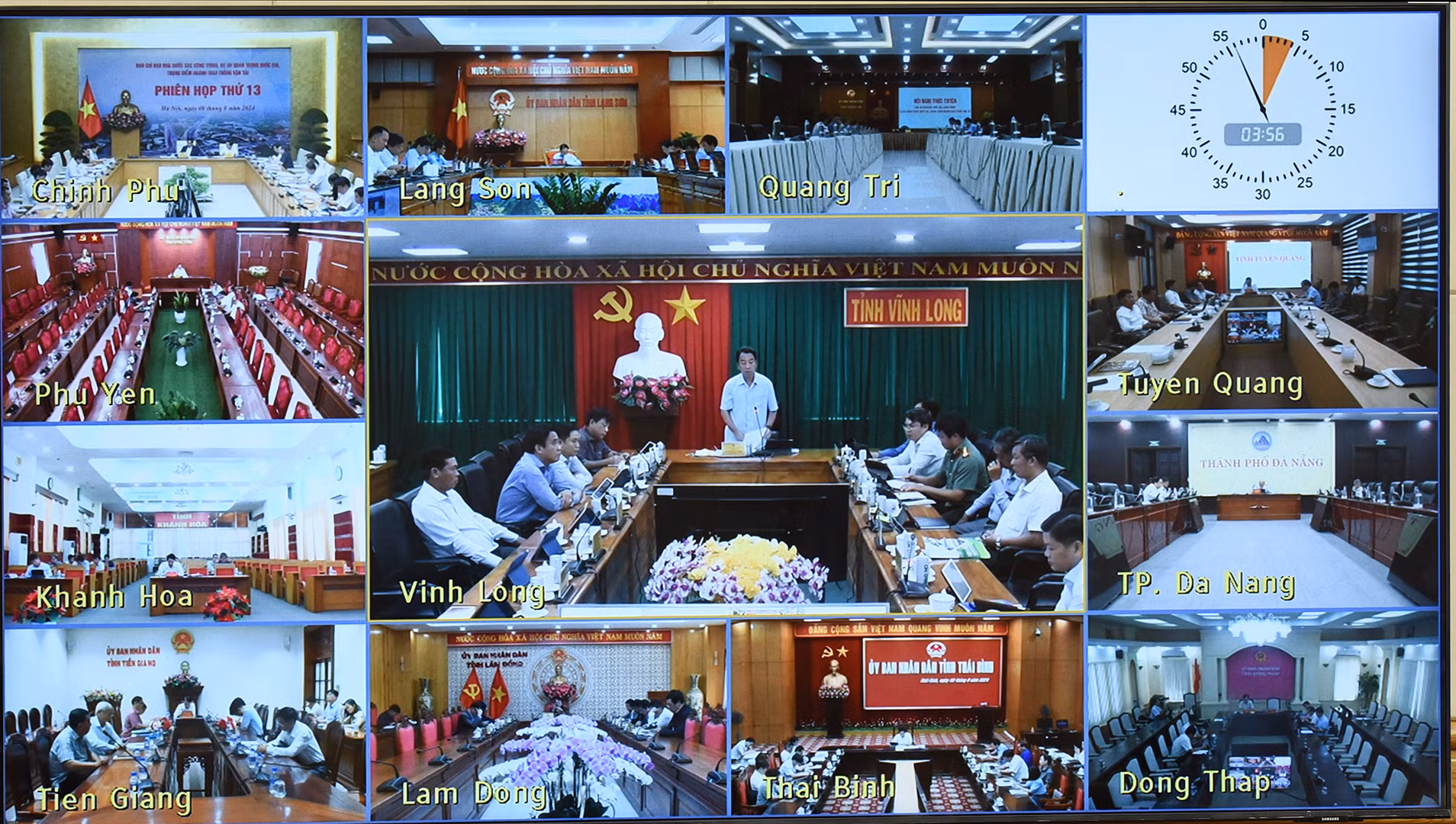 Phiên họp được tổ chức trực tiếp kết hợp trực tuyến giữa đầu cầu trụ sở Chính phủ với các tỉnh, thành phố trực thuộc Trung ương đang có các công trình, dự án quan trọng quốc gia, trọng điểm ngành giao thông vận tải trên địa bàn. Trong ảnh: Đại diện lãnh đạo tỉnh Vĩnh Long phát biểu tại điểm cầu tỉnh Vĩnh Long.