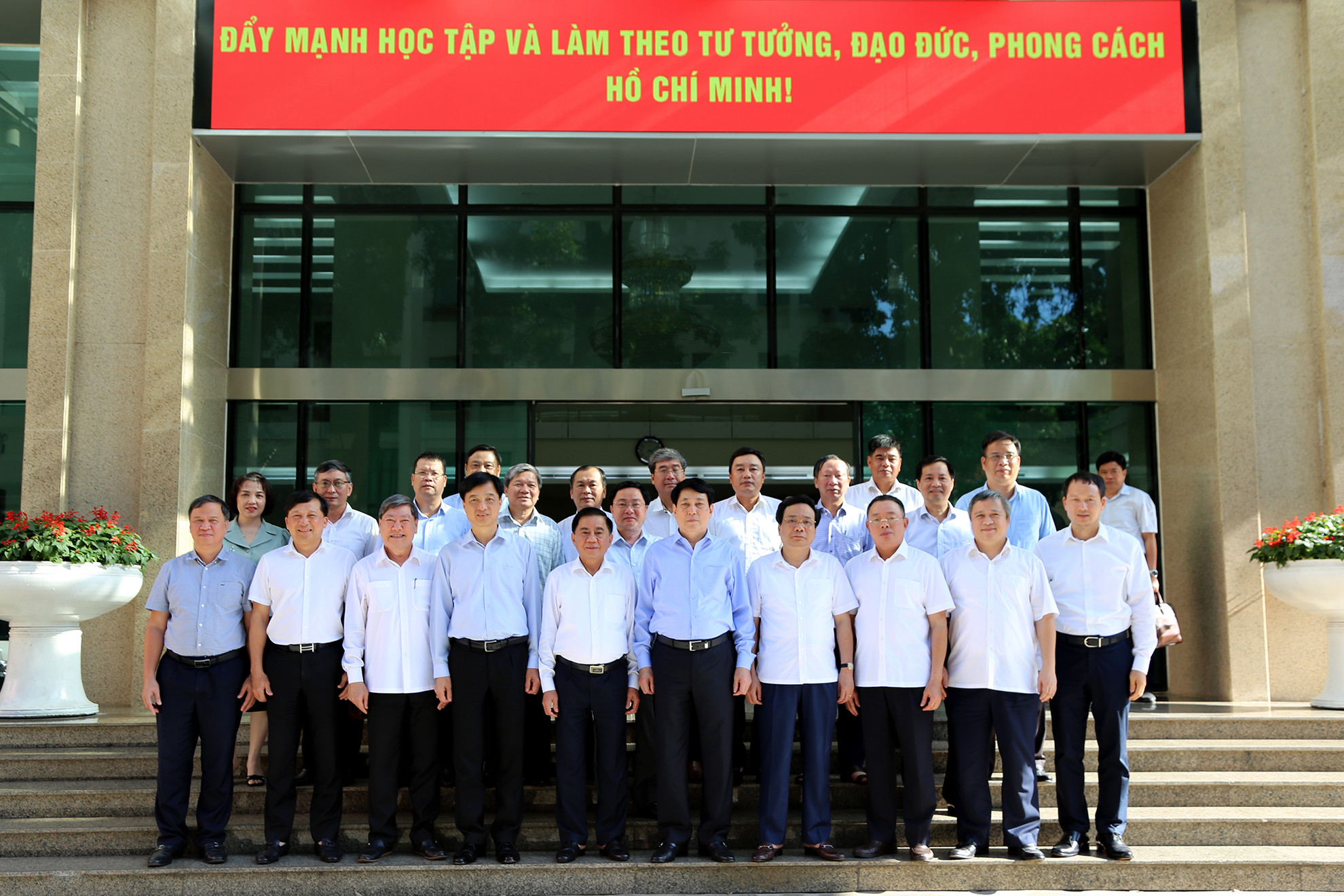 Các đại biểu dự buổi làm việc.