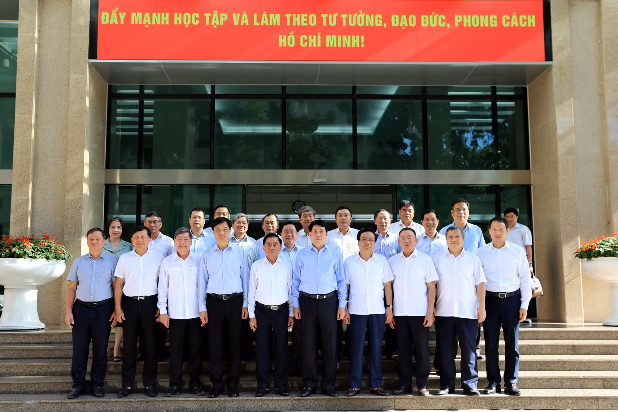 Các đại biểu dự buổi làm việc.