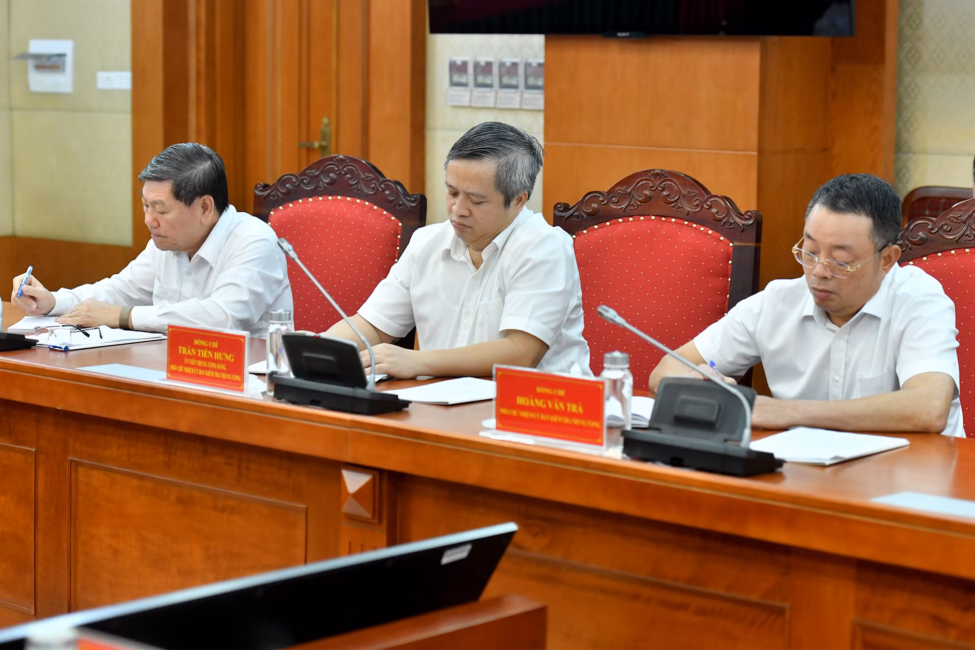 Các đại biểu dự buổi làm việc.