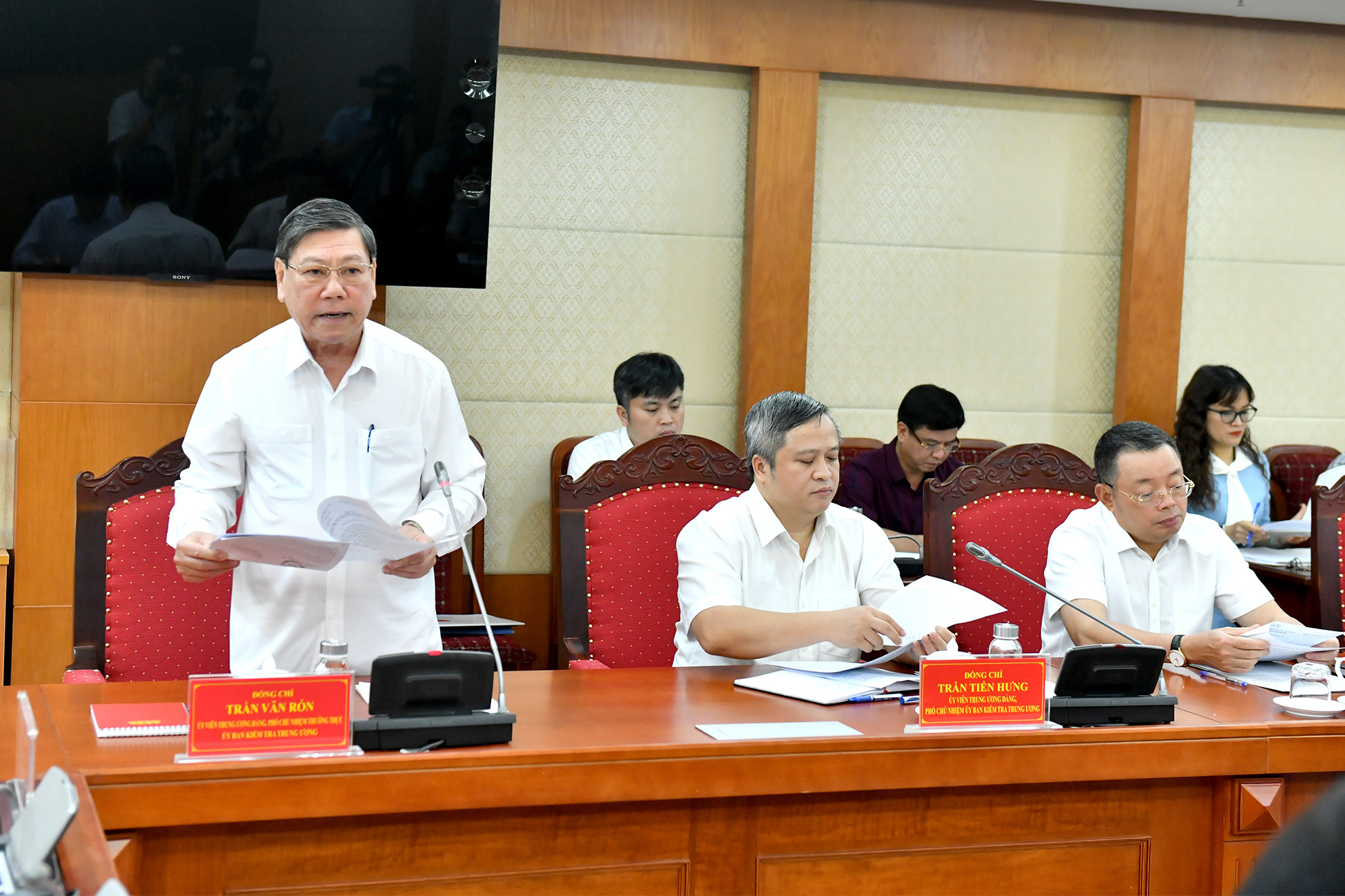Phó Chủ nhiệm Thường trực Ủy ban Kiểm tra Trung ương Trần Văn Rón trình bày báo cáo tại buổi làm việc.