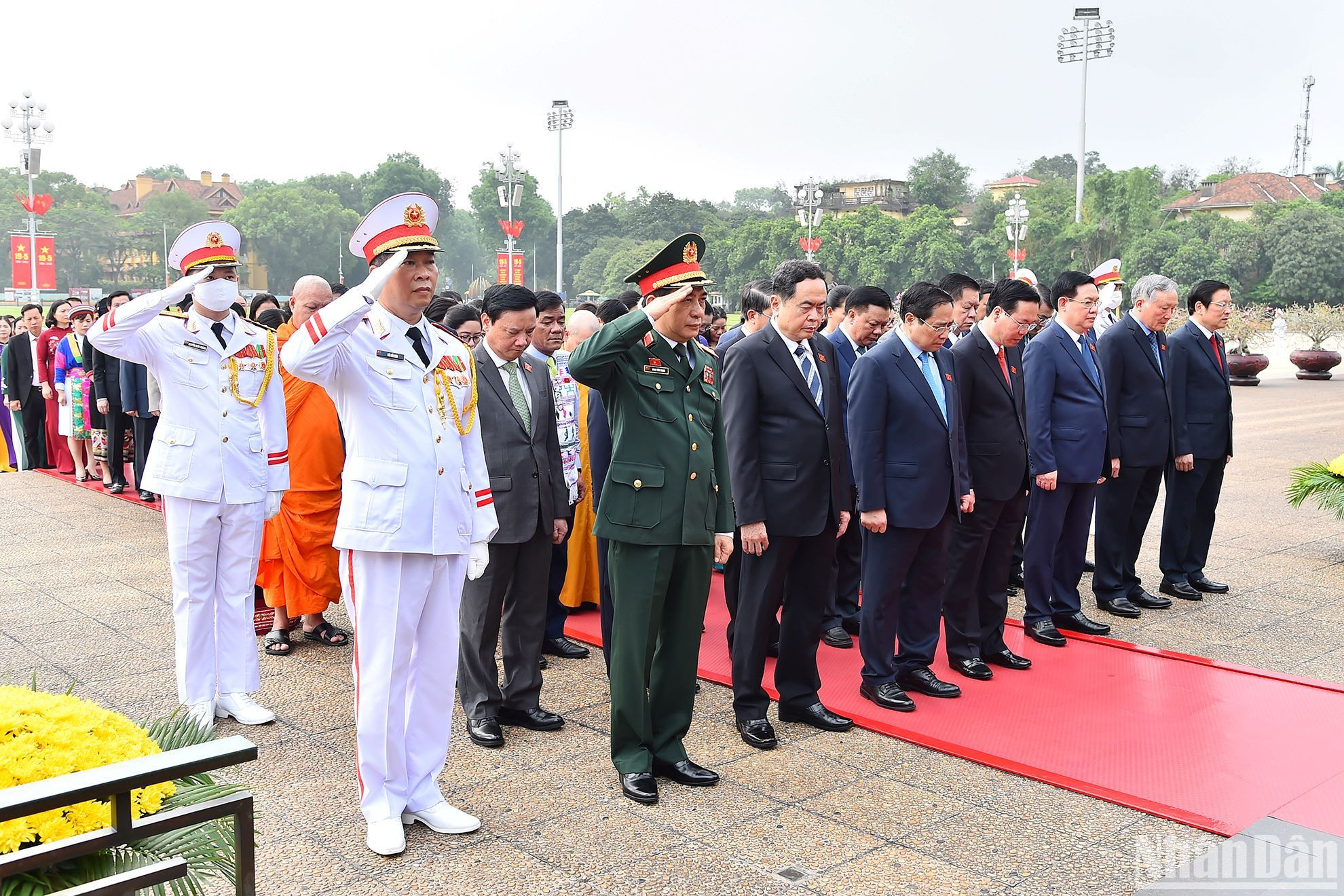 Chủ tịch nước Võ Văn Thưởng, Thủ tướng Phạm Minh Chính, Chủ tịch Quốc hội Vương Đình Huệ, các đồng chí lãnh đạo Đảng, Nhà nước cùng các đại biểu Quốc hội dâng hoa, viếng Chủ tịch Hồ Chí Minh trước lễ khai mạc Kỳ họp thứ năm, Quốc hội khoá XV.