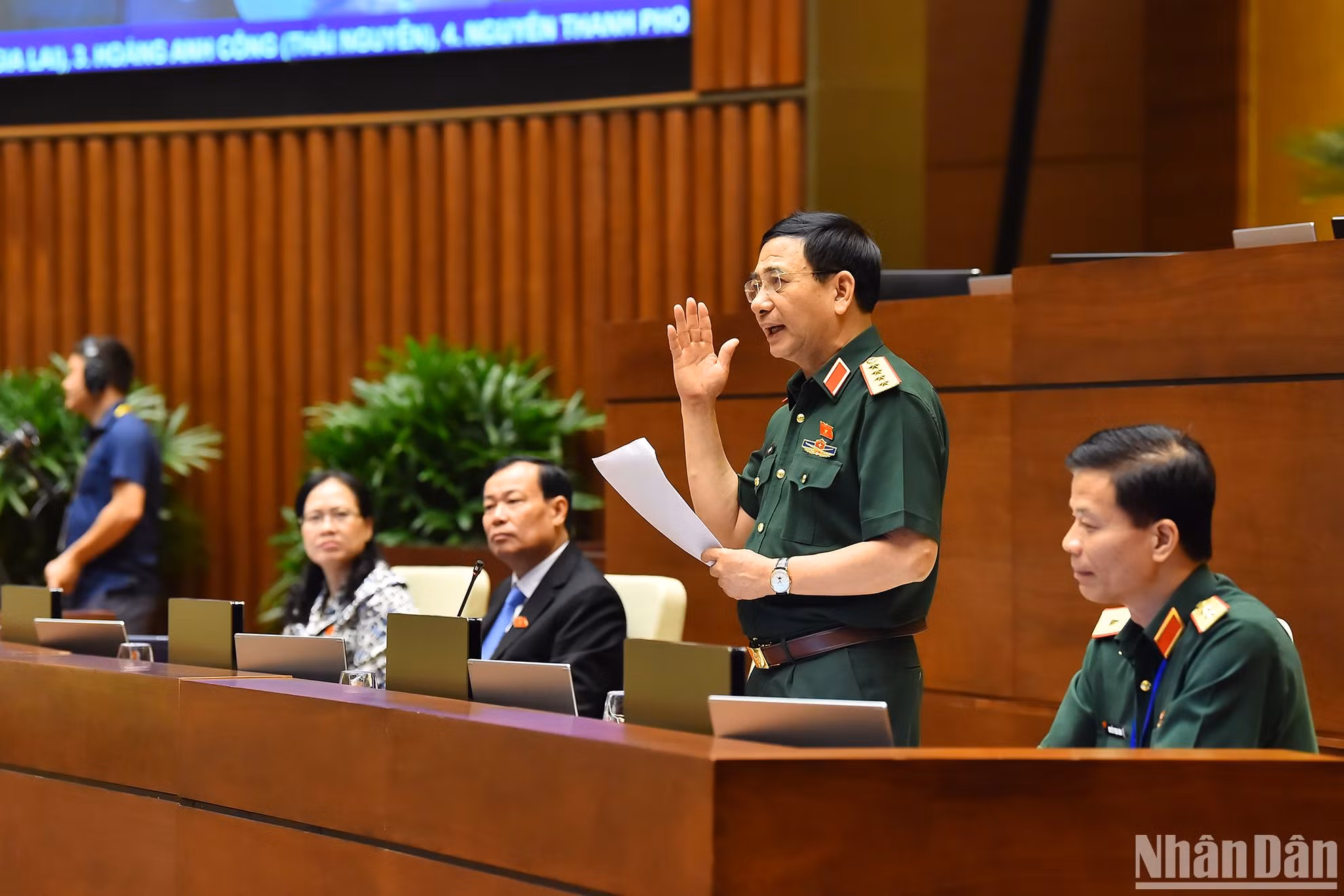 Bộ trưởng Quốc phòng Phan Văn Giang phát biểu giải trình, làm rõ một số vấn đề các đại biểu Quốc hội nêu về Dự án Luật Phòng thủ dân sự.