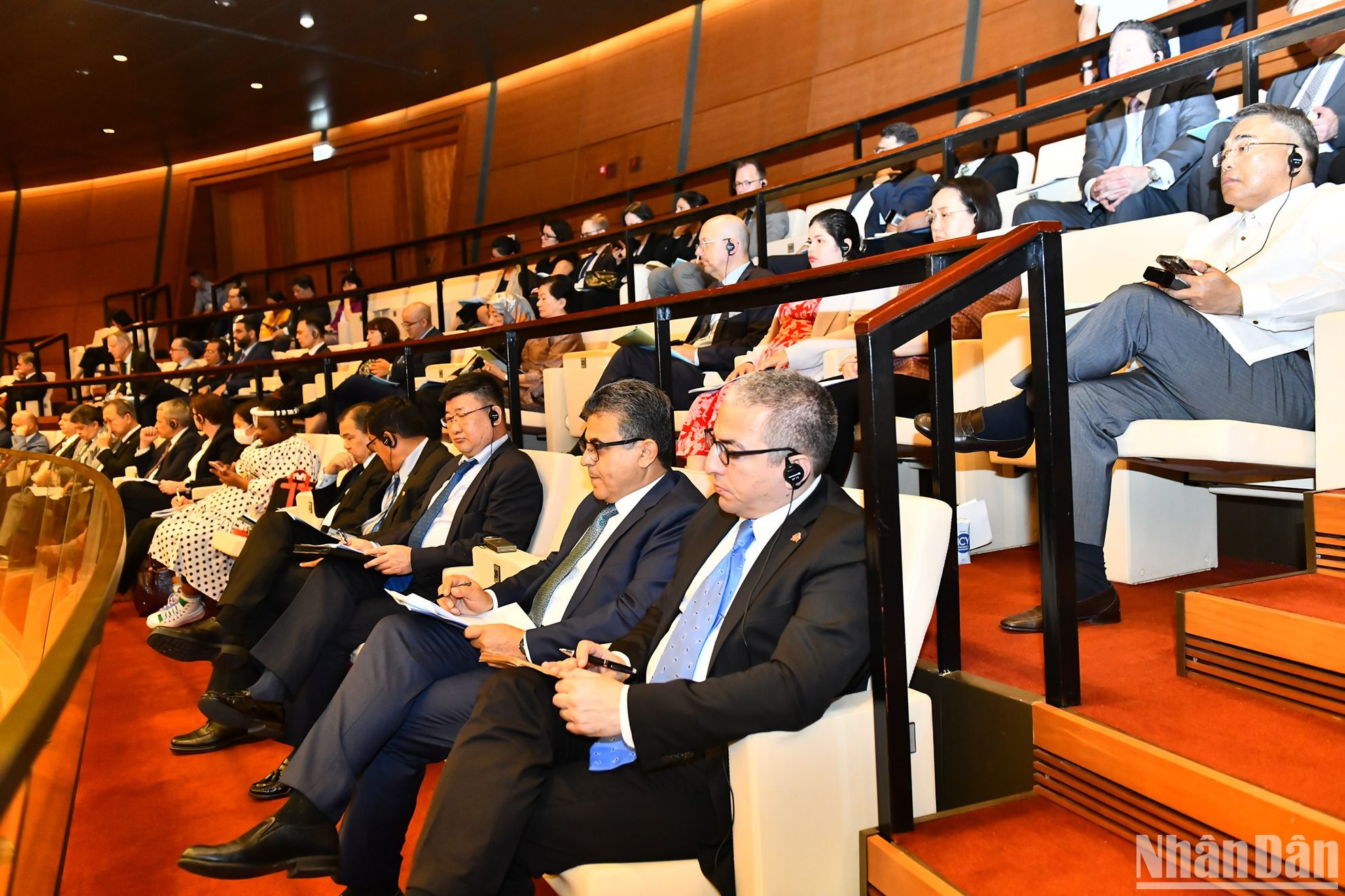 Các đại sứ, đại biện, Trưởng đại diện các tổ chức quốc tế tại Hà Nội tham dự phiên khai mạc tại Hội trường Diên Hồng.