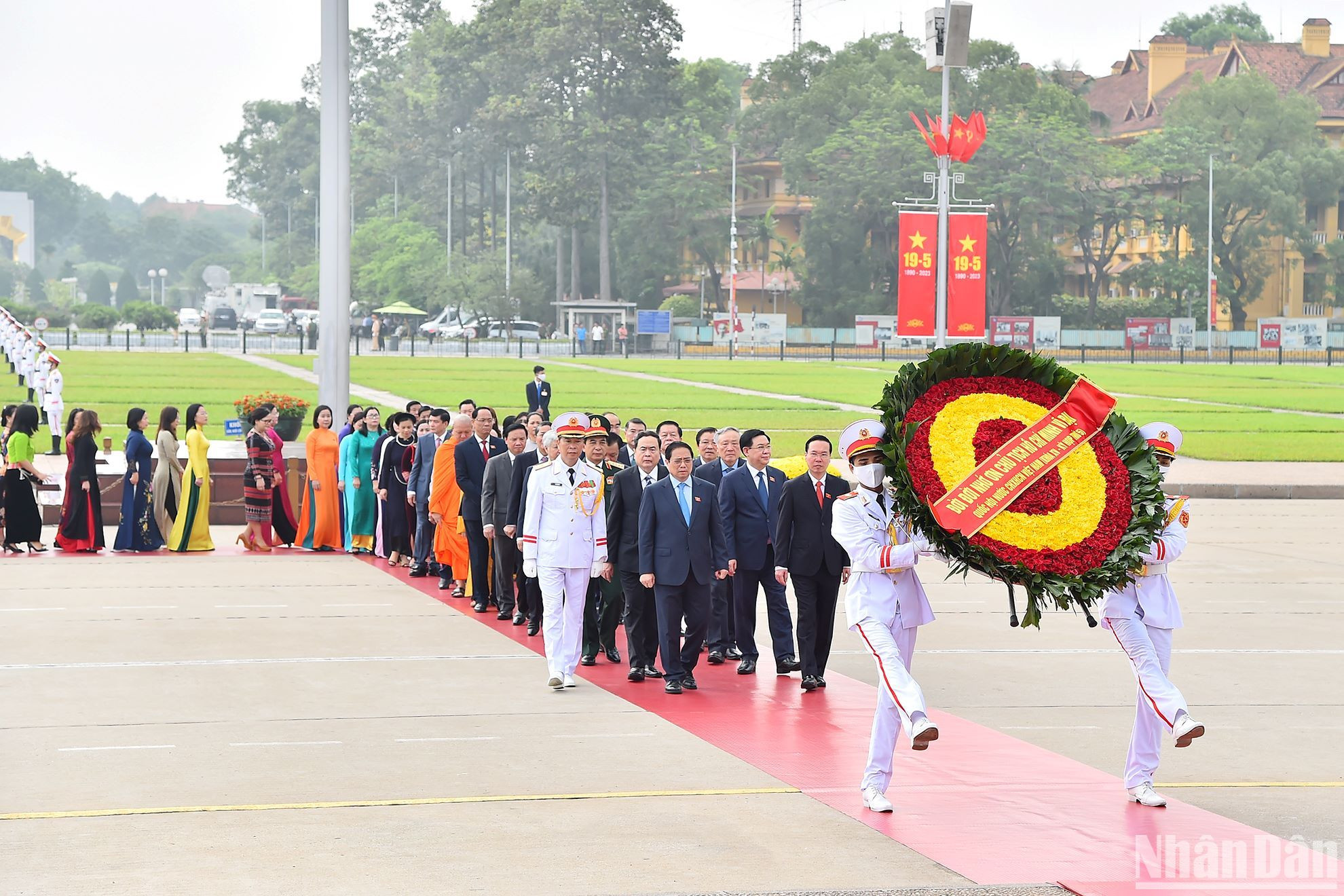 Vòng hoa của đoàn mang dòng chữ “Đời đời nhớ ơn Chủ tịch Hồ Chí Minh vĩ đại - Quốc hội nước CHXHCN Việt Nam (Khóa XV - Kỳ họp thứ 5)”.