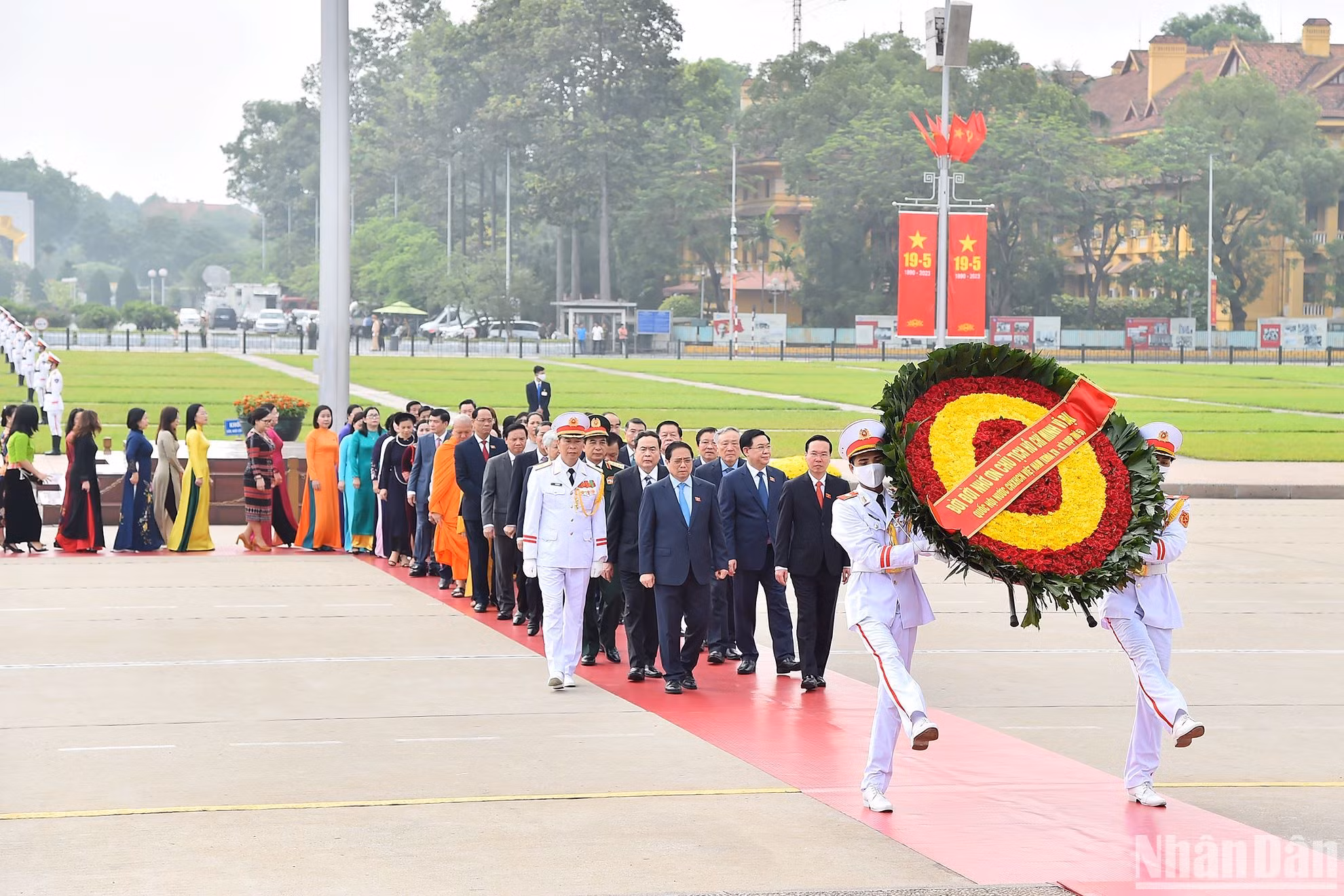 Vòng hoa của đoàn mang dòng chữ “Đời đời nhớ ơn Chủ tịch Hồ Chí Minh vĩ đại - Quốc hội nước CHXHCN Việt Nam (Khóa XV - Kỳ họp thứ 5)”.
