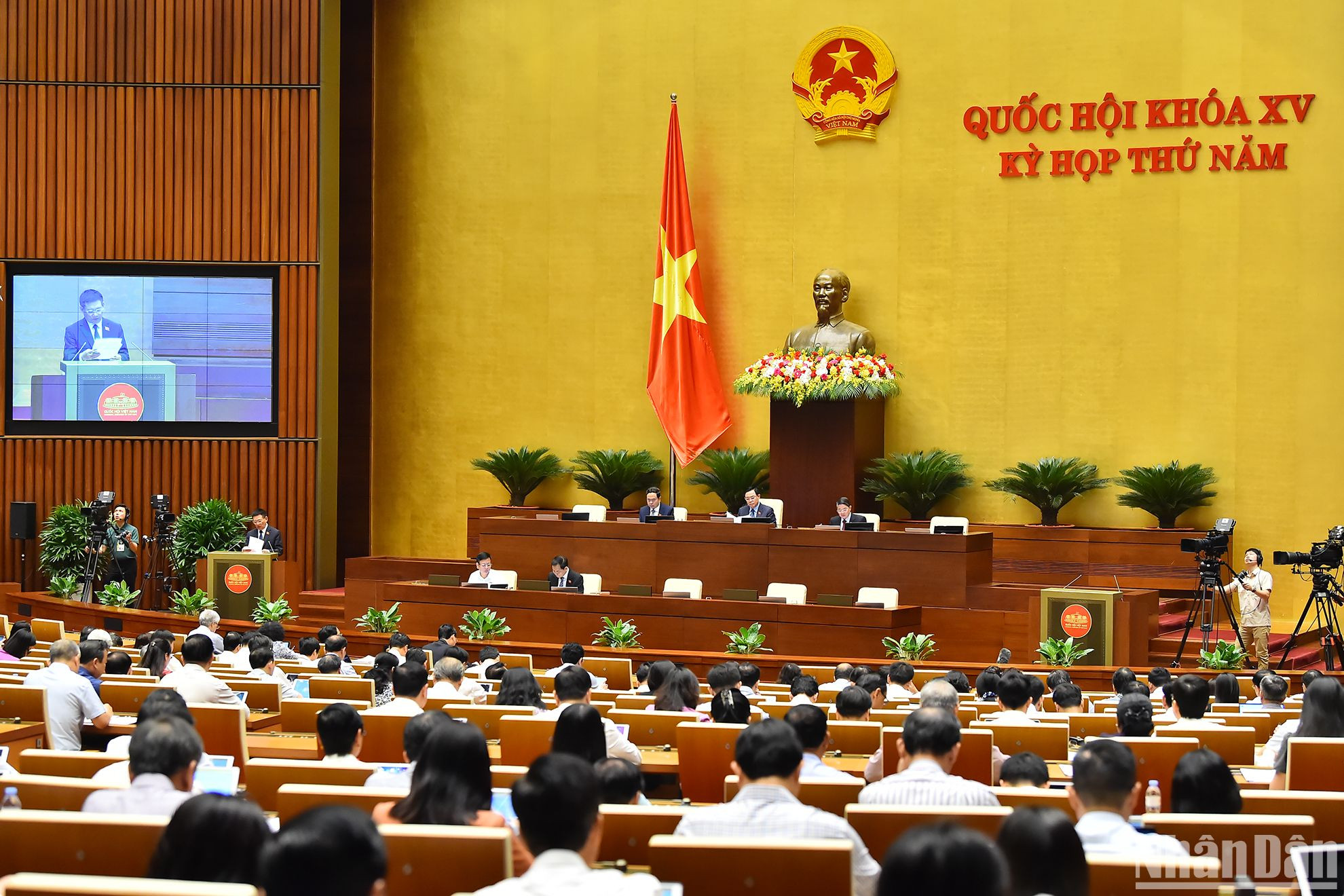 Trong ngày làm việc hôm nay, các đại biểu Quốc hội dành thời nghe các cơ quan của Chính phủ và Quốc hội trình bày một số báo cáo, tờ trình thẩm tra về một số vấn đề như: Quyết toán ngân sách nhà nước năm 2021; Chính sách giảm thuế giá trị gia tăng 2% theo Nghị quyết số 43/2022/QH15 ngày 11/01/2022; Chủ trương đầu tư Dự án đường giao thông từ Quốc lộ 27C đến đường tỉnh ĐT.656 tỉnh Khánh Hòa - kết nối với Lâm Đồng và Ninh Thuận (tức Dự án đường liên vùng kết nối Khánh Hòa, Ninh Thuận và Lâm Đồng, từ Yang Bay-Tà Gụ kết nối với Quốc lộ 27C và đường tỉnh ĐT.707, xã Phước Bình, huyện Bác Ái, tỉnh Ninh Thuận);… Trong ngày làm việc hôm nay, các đại biểu Quốc hội dành thời nghe các cơ quan của Chính phủ và Quốc hội trình bày một số báo cáo, tờ trình thẩm tra về một số vấn đề như: Quyết toán ngân sách nhà nước năm 2021; Chính sách giảm thuế giá trị gia tăng 2% theo Nghị quyết số 43/2022/QH15 ngày 11/01/2022; Chủ trương đầu tư Dự án đường giao thông từ Quốc lộ 27C đến đường tỉnh ĐT.656 tỉnh Khánh Hòa - kết nối với Lâm Đồng và Ninh Thuận (tức Dự án đường liên vùng kết nối Khánh Hòa, Ninh Thuận và Lâm Đồng, từ Yang Bay-Tà Gụ kết nối với Quốc lộ 27C và đường tỉnh ĐT.707, xã Phước Bình, huyện Bác Ái, tỉnh Ninh Thuận);…