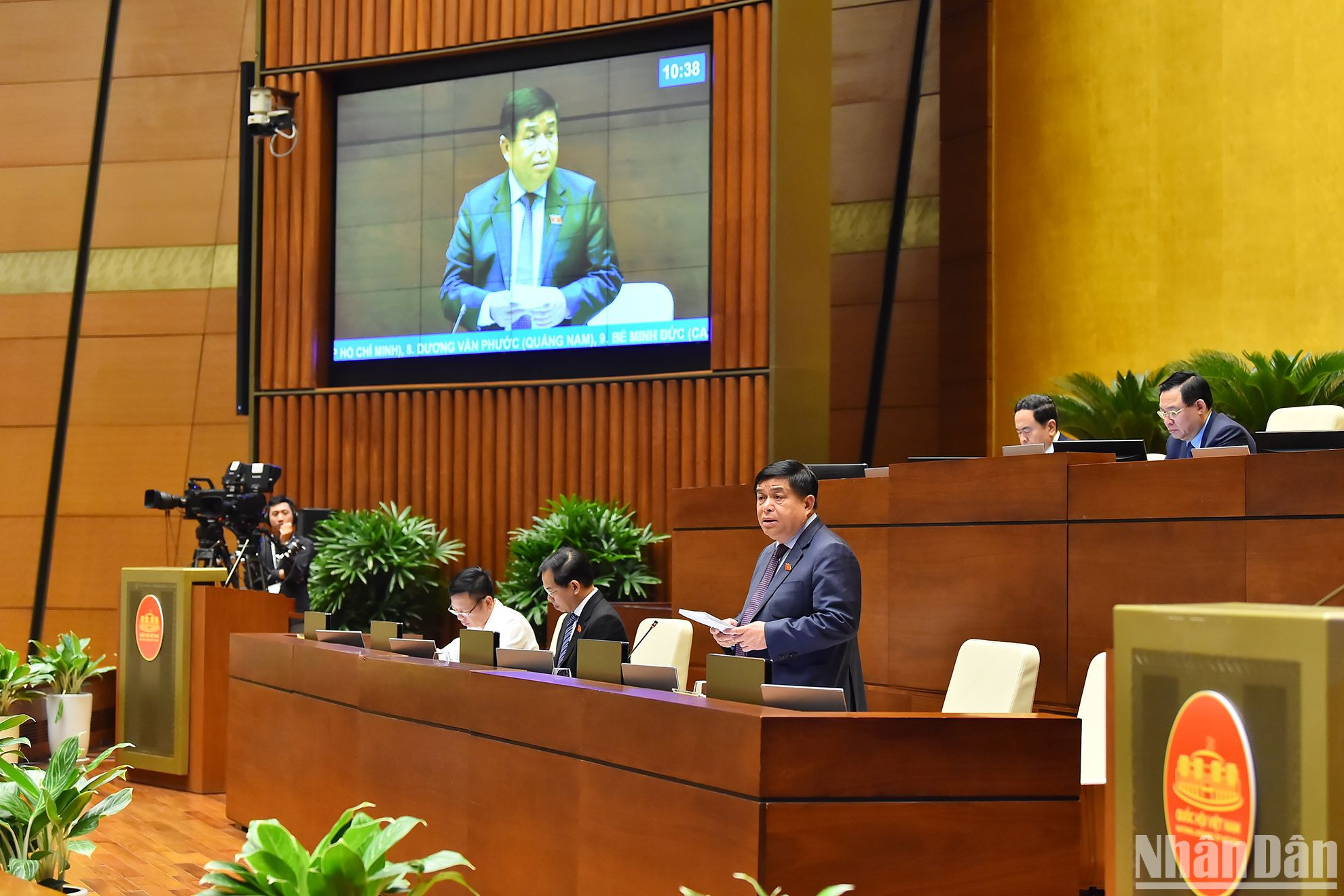 Bộ trưởng Kế hoạch và Đầu tư Nguyễn Chí Dũng phát biểu giải trình, làm rõ một số vấn đề các đại biểu Quốc hội nêu về Dự án Luật Đấu thầu (sửa đổi). Bộ trưởng Kế hoạch và Đầu tư Nguyễn Chí Dũng phát biểu giải trình, làm rõ một số vấn đề các đại biểu Quốc hội nêu về Dự án Luật Đấu thầu (sửa đổi).