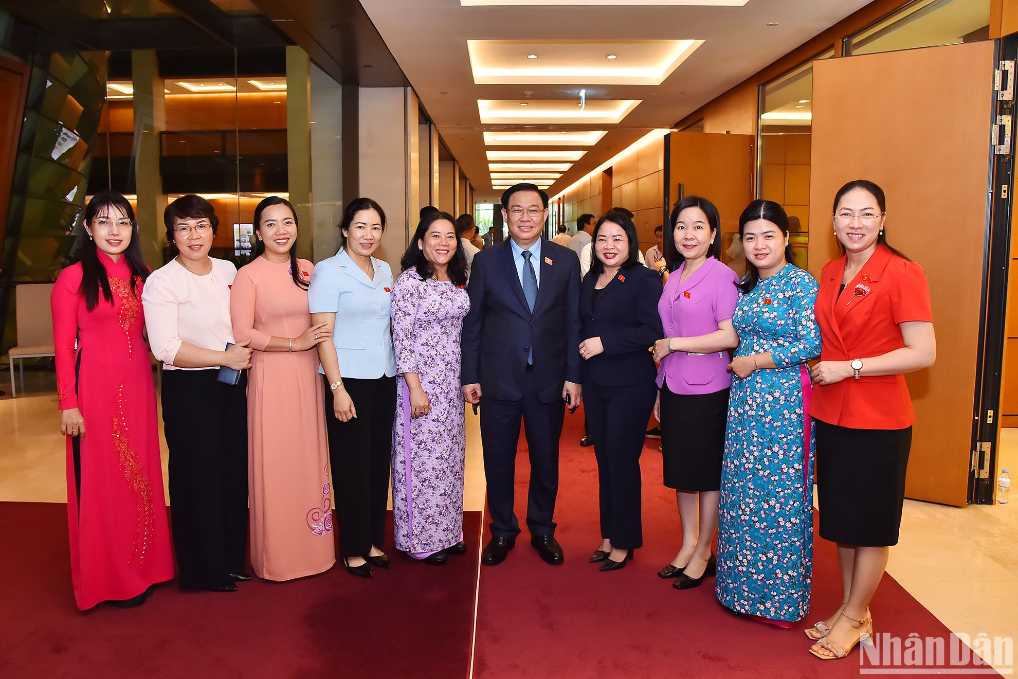 Chủ tịch Quốc hội Vương Đình Huệ với các nữ đại biểu Quốc hội bên lề phiên họp. Chủ tịch Quốc hội Vương Đình Huệ với các nữ đại biểu Quốc hội bên lề phiên họp.