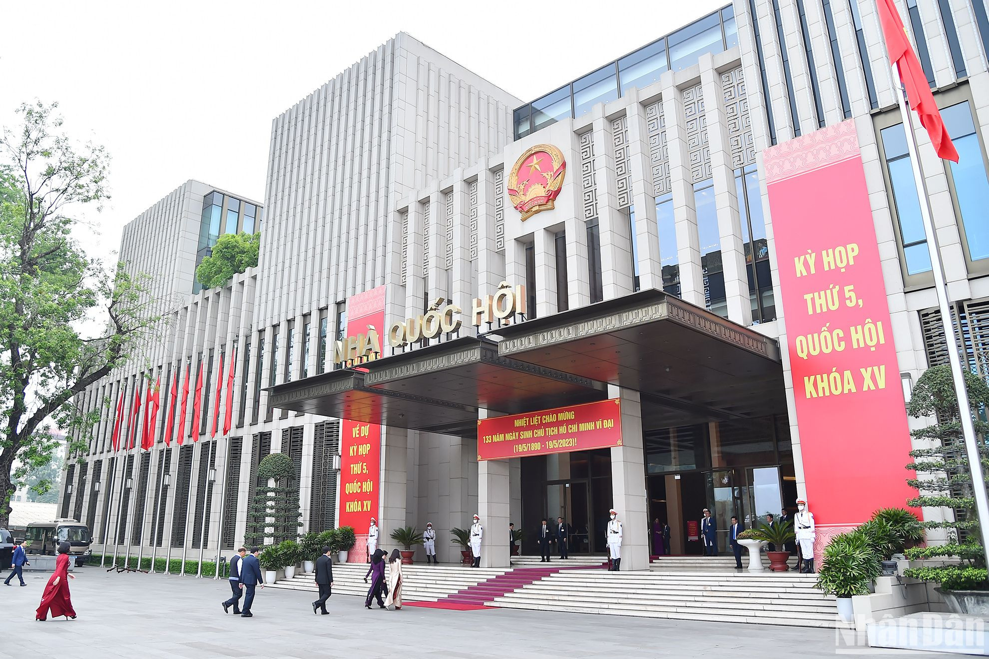 Nhà Quốc hội-nơi diễn ra Kỳ họp thứ năm, Quốc hội khóa XV. Theo dự kiến, kỳ họp lần này sẽ diễn ra theo 2 đợt. Đợt 1 từ ngày 22/5 đến ngày 10/6, đợt 2 từ ngày 19/6 đến ngày 23/6/2023, với tổng thời gian làm việc 22 ngày theo hình thức họp tập trung với nhiều nội dung, quyết sách quan trọng.