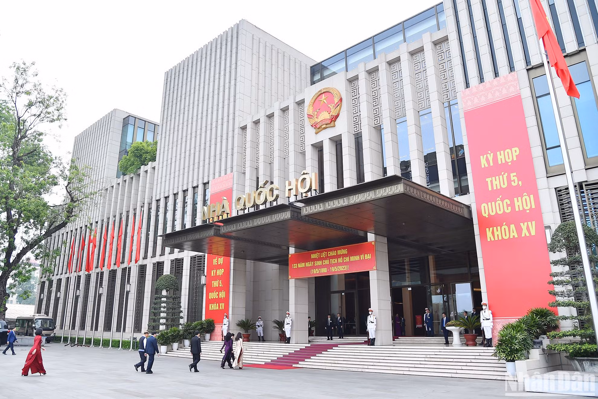 Nhà Quốc hội-nơi diễn ra Kỳ họp thứ năm, Quốc hội khóa XV. Theo dự kiến, kỳ họp lần này sẽ diễn ra theo 2 đợt. Đợt 1 từ ngày 22/5 đến ngày 10/6, đợt 2 từ ngày 19/6 đến ngày 23/6/2023, với tổng thời gian làm việc 22 ngày theo hình thức họp tập trung với nhiều nội dung, quyết sách quan trọng.