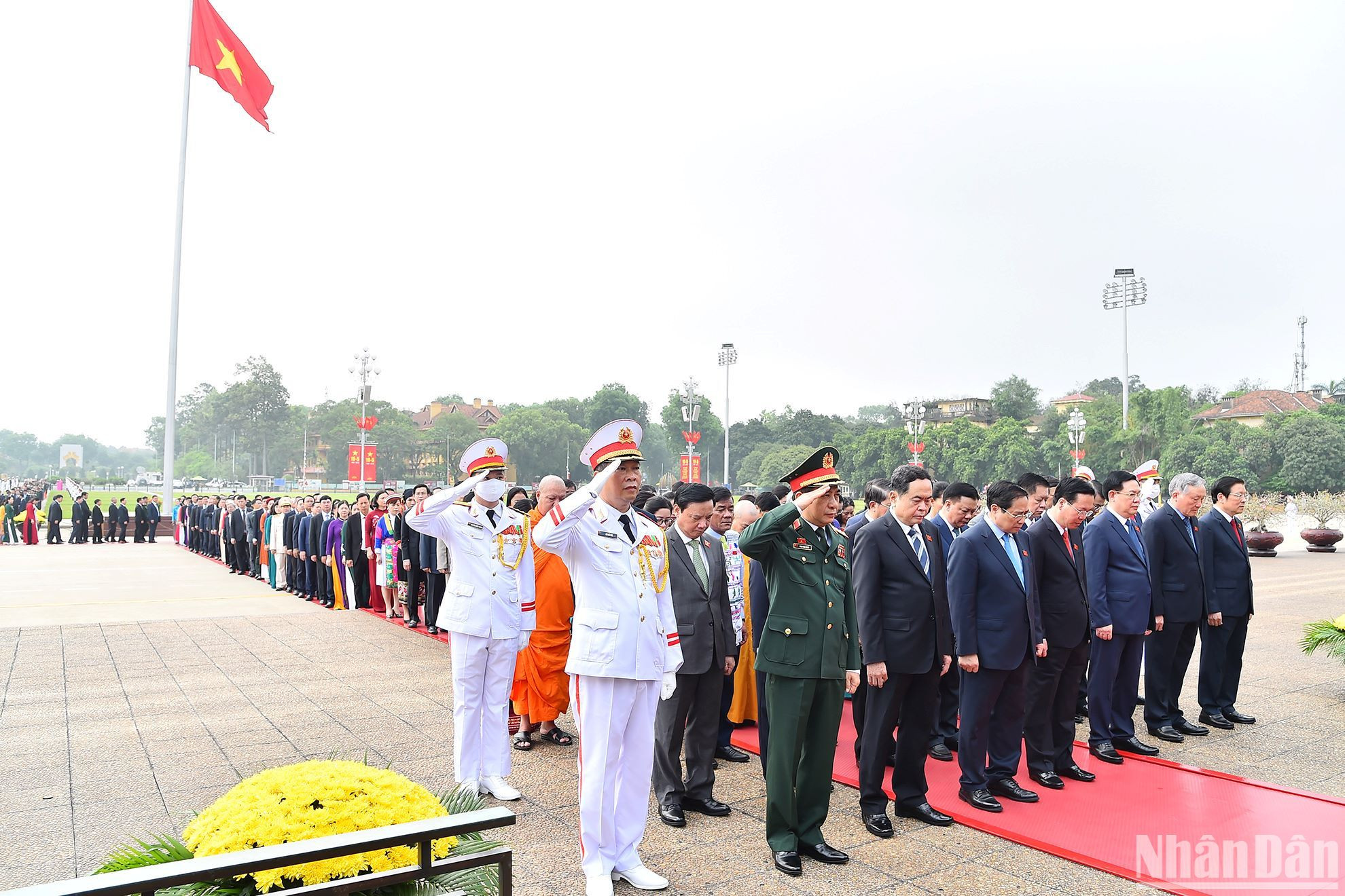 Chủ tịch nước Võ Văn Thưởng, Thủ tướng Phạm Minh Chính và Chủ tịch Quốc hội Vương Đình Huệ cùng các đồng chí lãnh đạo Đảng, Nhà nước với các đại biểu Quốc hội thành kính tưởng nhớ Chủ tịch Hồ Chí Minh.
