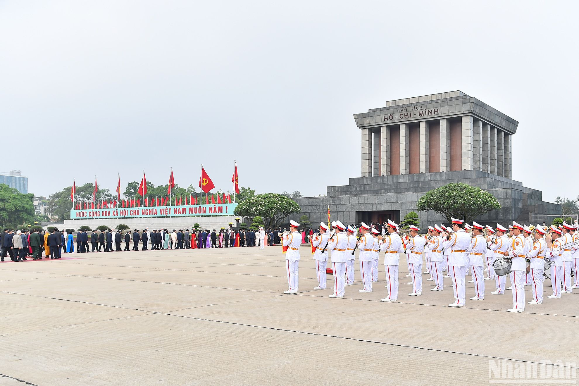Quang cảnh buổi lễ dâng hoa, vào Lăng viếng Chủ tịch Hồ Chí Minh của đoàn đại biểu Quốc hội tại Quảng trường Ba Đình lịch sử.