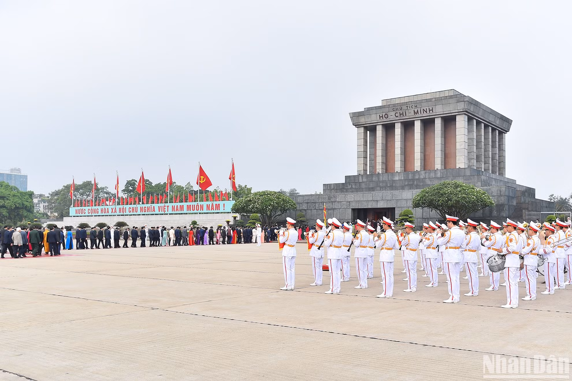 Quang cảnh buổi lễ dâng hoa, vào Lăng viếng Chủ tịch Hồ Chí Minh của đoàn đại biểu Quốc hội tại Quảng trường Ba Đình lịch sử.