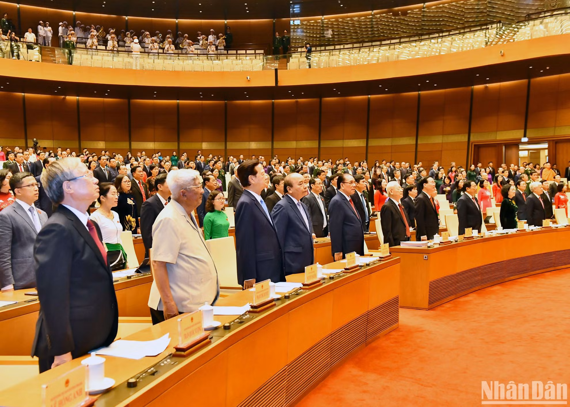 Các đồng chí lãnh đạo, nguyên lãnh đạo Đảng, Nhà nước thực hiện nghi thức chào cờ tại phiên khai mạc Kỳ họp thứ năm.