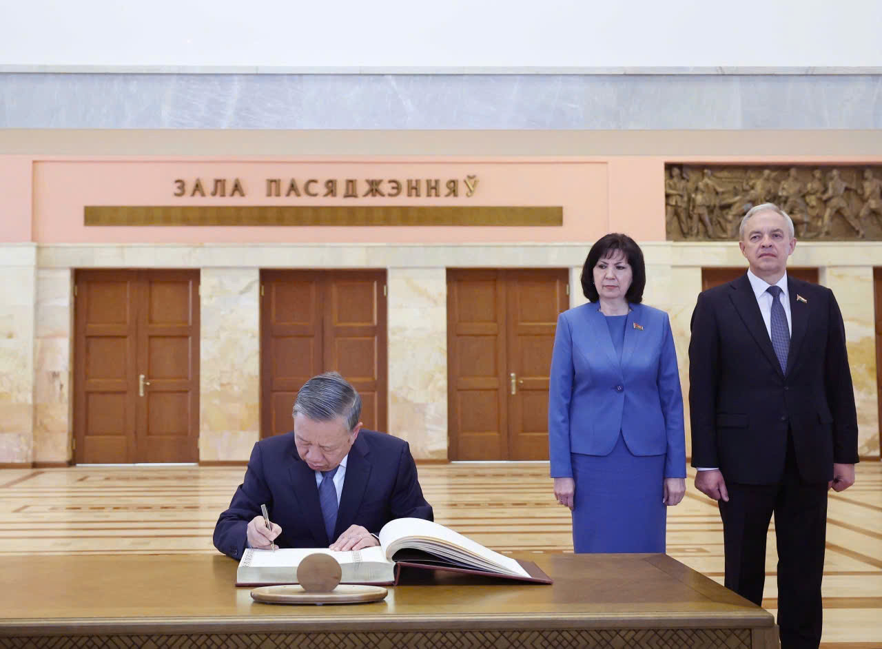 Tổng Bí thư Tô Lâm ghi cảm tưởng tại Trụ sở Quốc hội Belarus. (Ảnh: Thống Nhất/TTXVN)