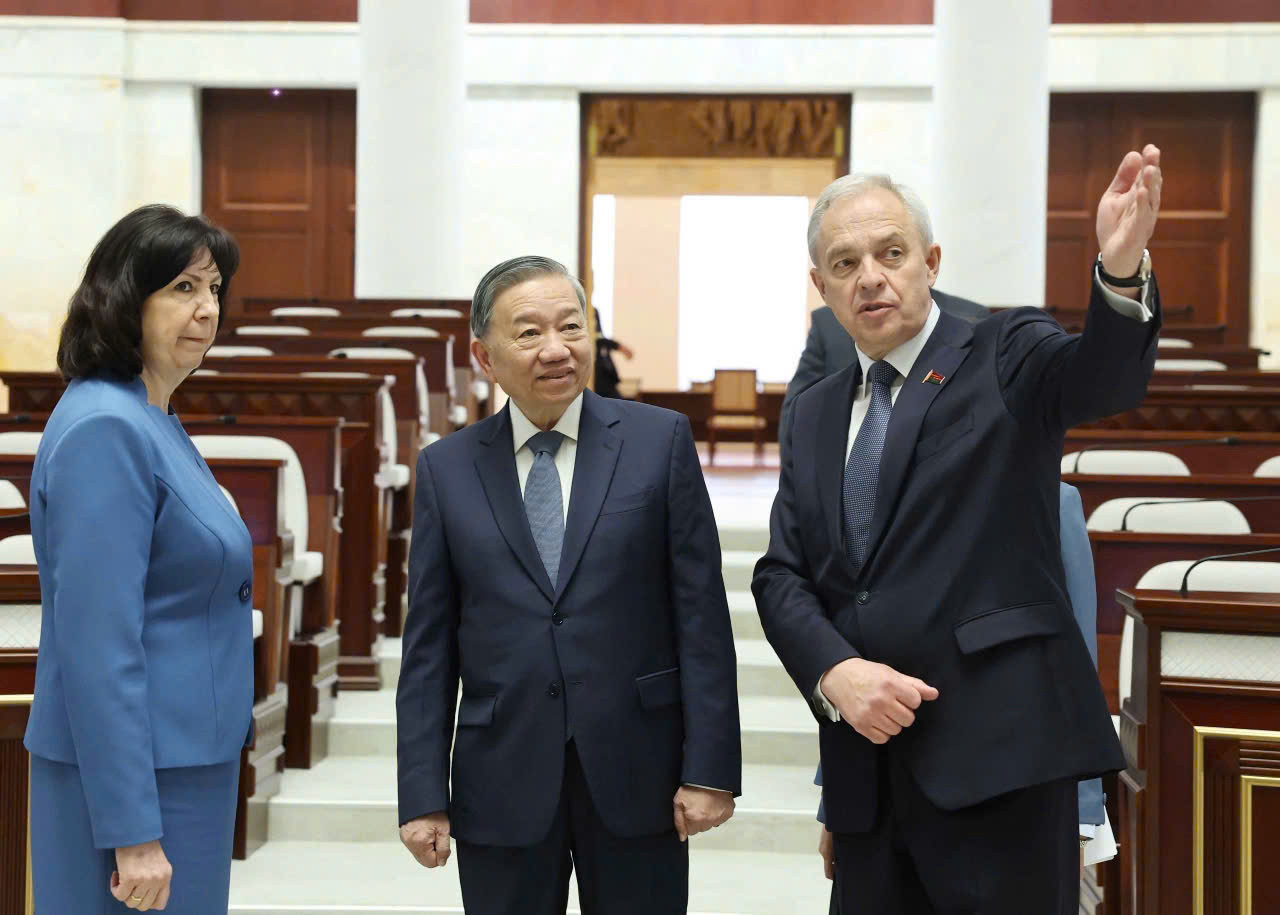 Chủ tịch Thượng viện Natalya Kochanova (bên trái) và Chủ tịch Hạ viện Igor Sergeyenko (bên phải) giới thiệu với Tổng Bí thư Tô Lâm về tòa nhà Trụ sở Quốc hội Belarus. (Ảnh: Thống Nhất/TTXVN)