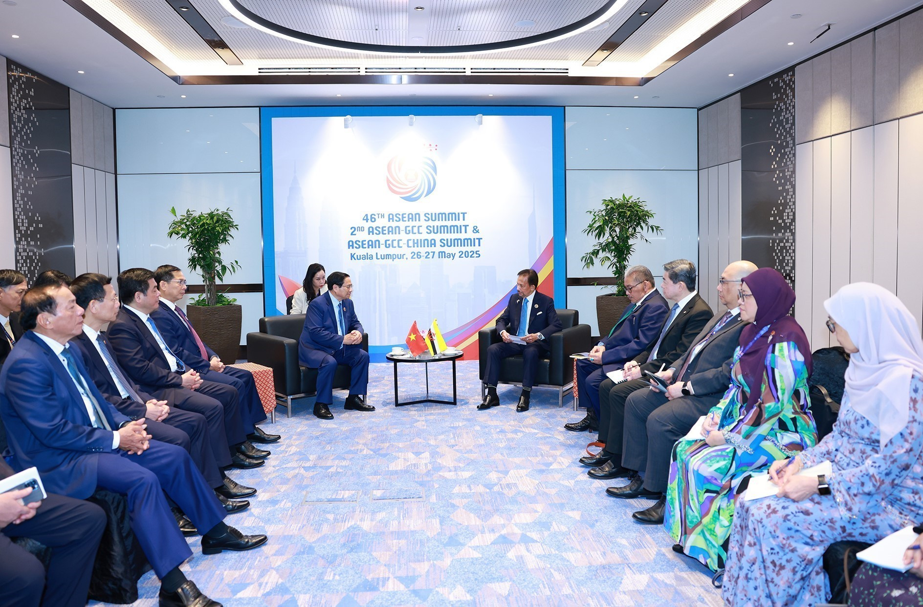 Thủ tướng Phạm Minh Chính gặp Quốc vương Brunei Hassanal Bolkiah. (Ảnh: Dương Giang/TTXVN)