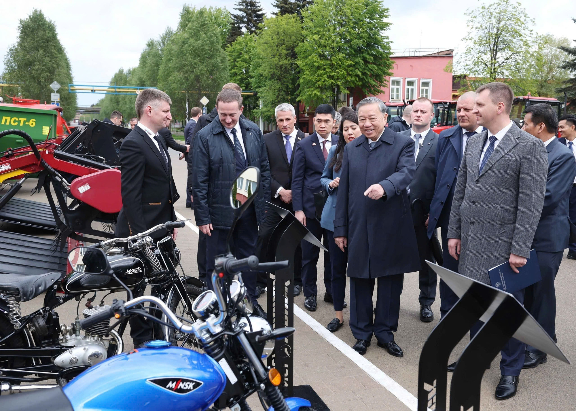 Tổng Bí thư Tô Lâm và Thủ tướng Belarus Aleksandr Turchin thăm Nhà máy máy kéo Minsk. (Ảnh: Thống Nhất/TTXVN) Tổng Bí thư Tô Lâm và Thủ tướng Belarus Aleksandr Turchin thăm Nhà máy máy kéo Minsk. (Ảnh: Thống Nhất/TTXVN)