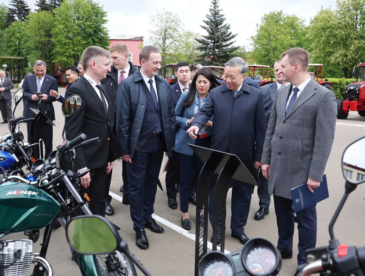 Tổng Bí thư Tô Lâm và Thủ tướng Belarus Aleksandr Turchin thăm Nhà máy máy kéo Minsk. (Ảnh: Thống Nhất/TTXVN) Tổng Bí thư Tô Lâm và Thủ tướng Belarus Aleksandr Turchin thăm Nhà máy máy kéo Minsk. (Ảnh: Thống Nhất/TTXVN)