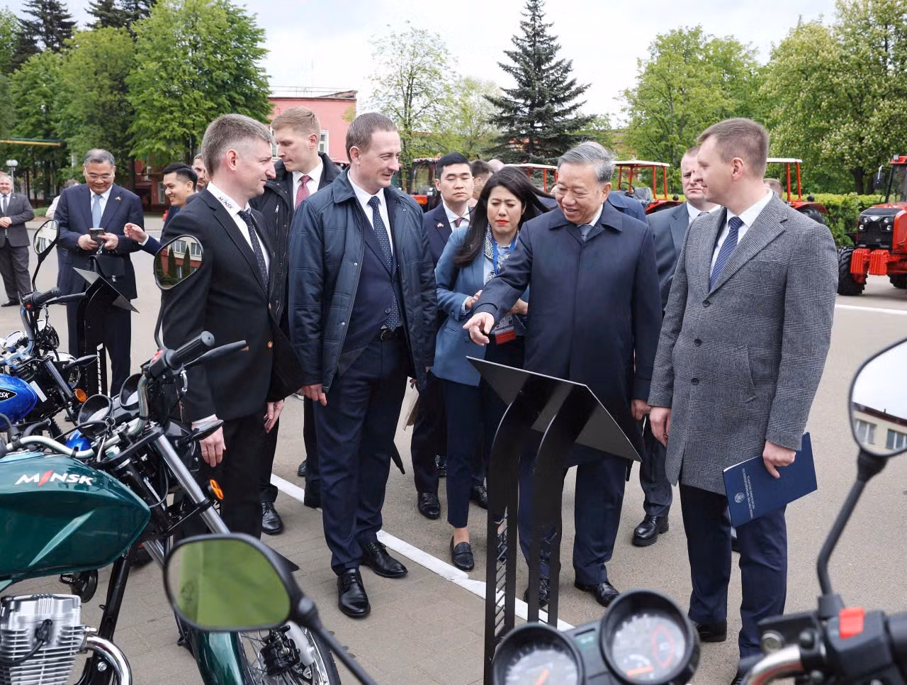 Tổng Bí thư Tô Lâm và Thủ tướng Belarus Aleksandr Turchin thăm Nhà máy máy kéo Minsk. (Ảnh: Thống Nhất/TTXVN)