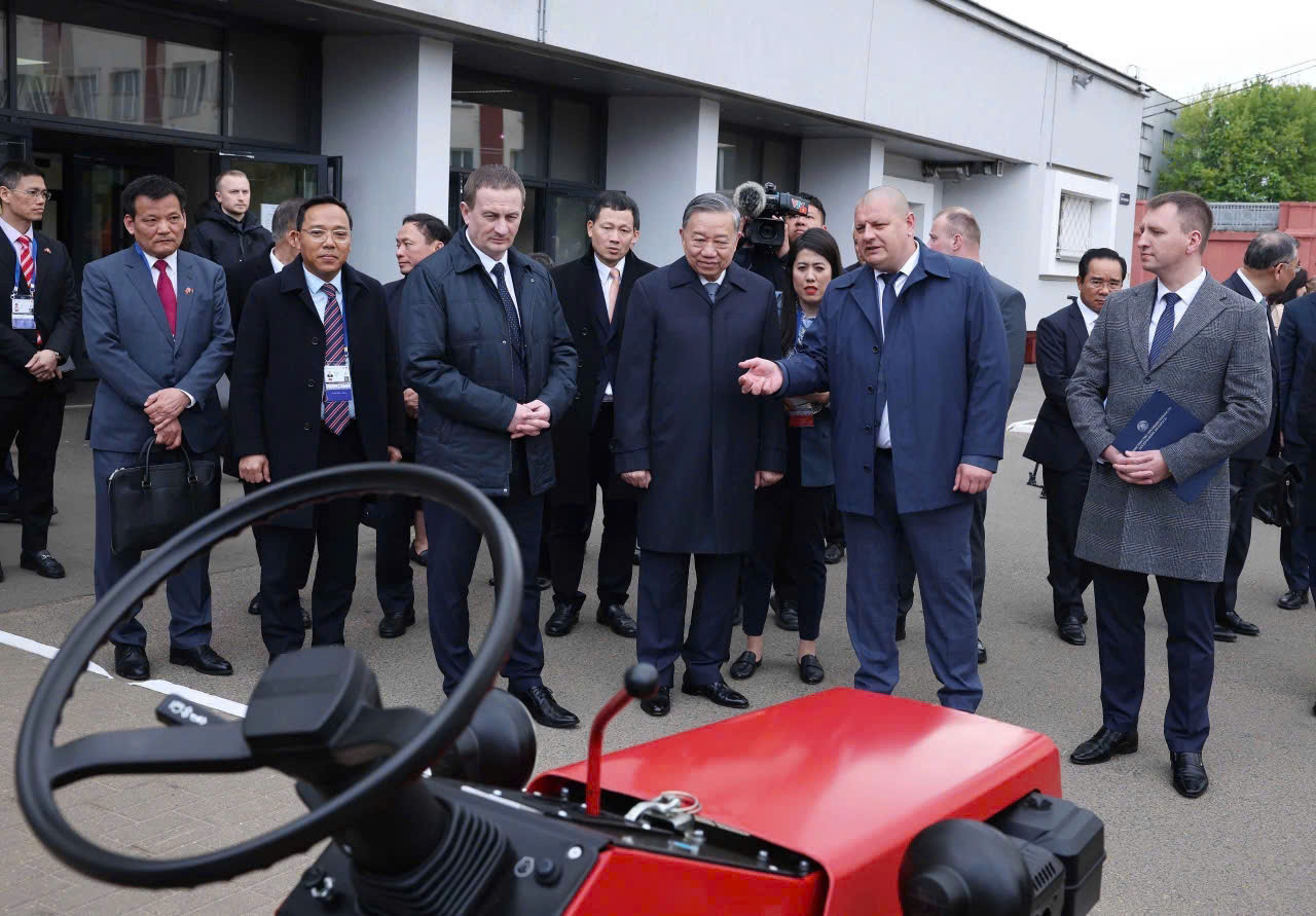 Tổng Bí thư Tô Lâm và Thủ tướng Belarus Aleksandr Turchin thăm Nhà máy máy kéo Minsk. (Ảnh: Thống Nhất/TTXVN) Tổng Bí thư Tô Lâm và Thủ tướng Belarus Aleksandr Turchin thăm Nhà máy máy kéo Minsk. (Ảnh: Thống Nhất/TTXVN)