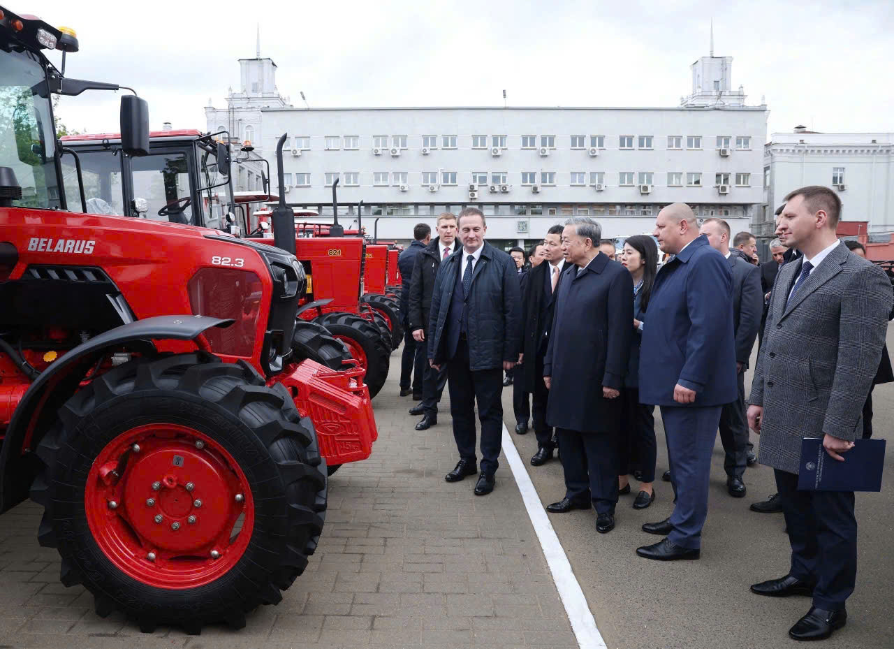 Tổng Bí thư Tô Lâm và Thủ tướng Belarus Aleksandr Turchin thăm Nhà máy máy kéo Minsk. (Ảnh: Thống Nhất/TTXVN) Tổng Bí thư Tô Lâm và Thủ tướng Belarus Aleksandr Turchin thăm Nhà máy máy kéo Minsk. (Ảnh: Thống Nhất/TTXVN)
