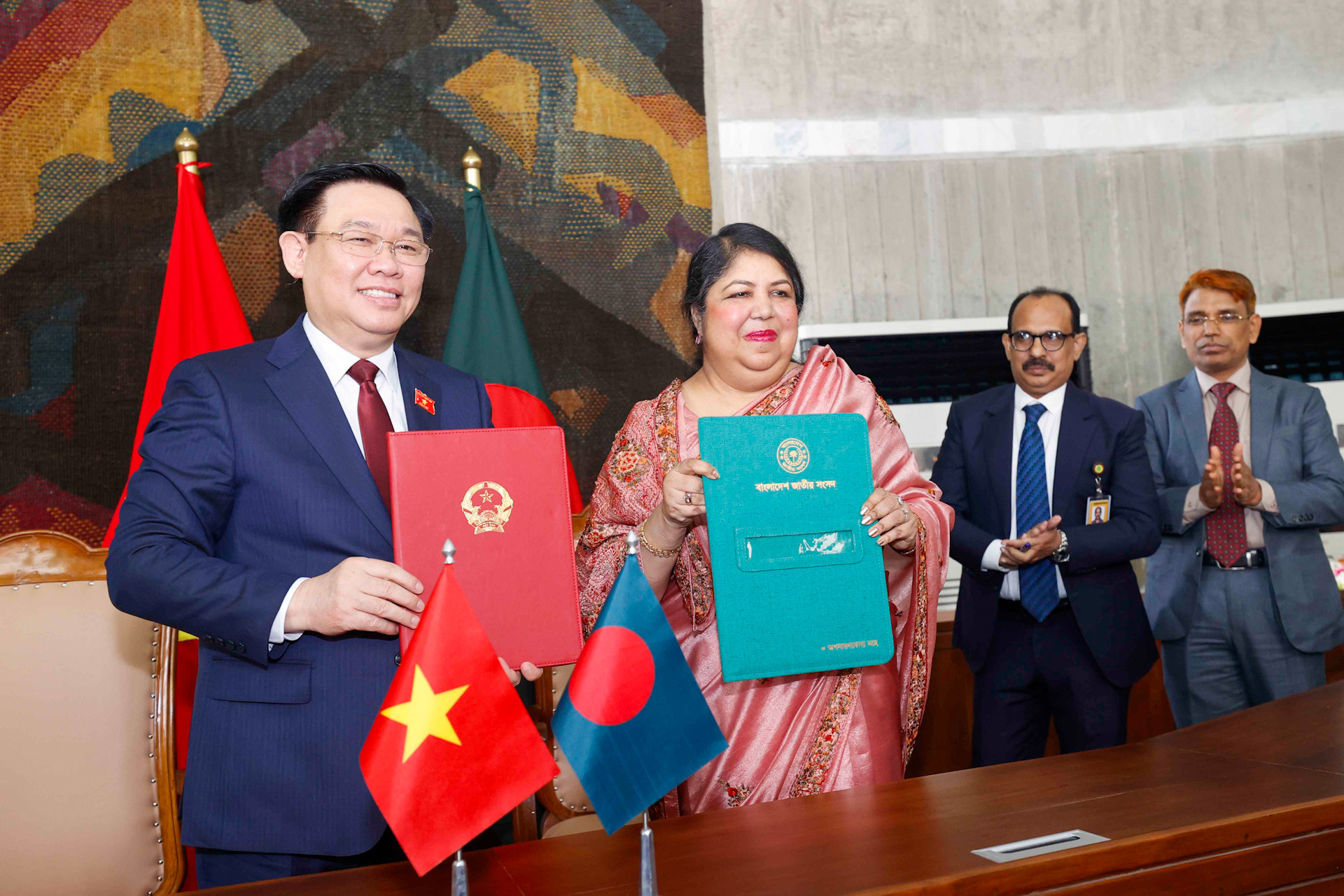 Chủ tịch Quốc hội Vương Đình Huệ và Chủ tịch Quốc hội Shirin Sharmin Chaudhury ký Bản ghi nhớ về Hợp tác giữa hai Quốc hội.