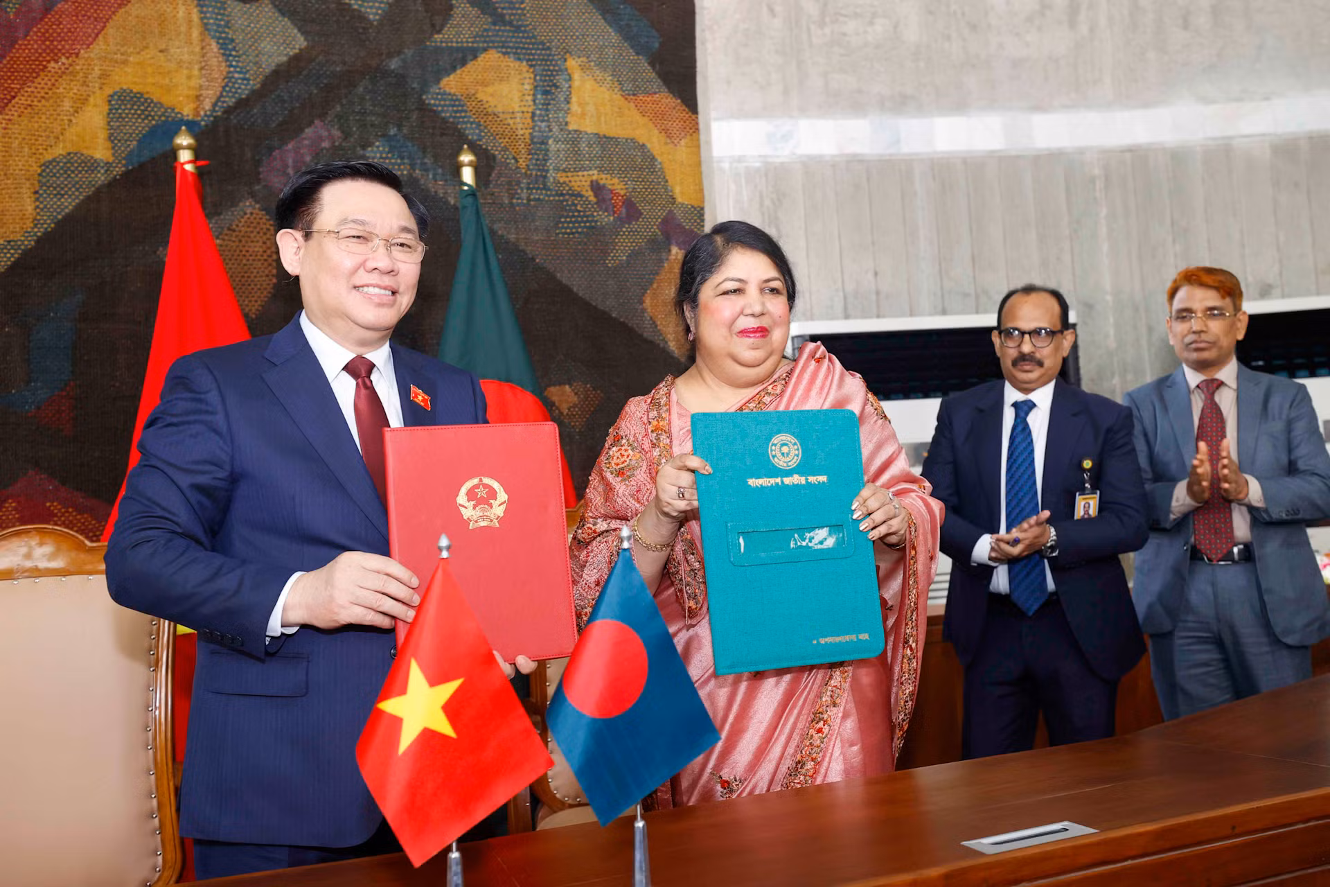 Chủ tịch Quốc hội Vương Đình Huệ và Chủ tịch Quốc hội Shirin Sharmin Chaudhury ký Bản ghi nhớ về Hợp tác giữa hai Quốc hội.