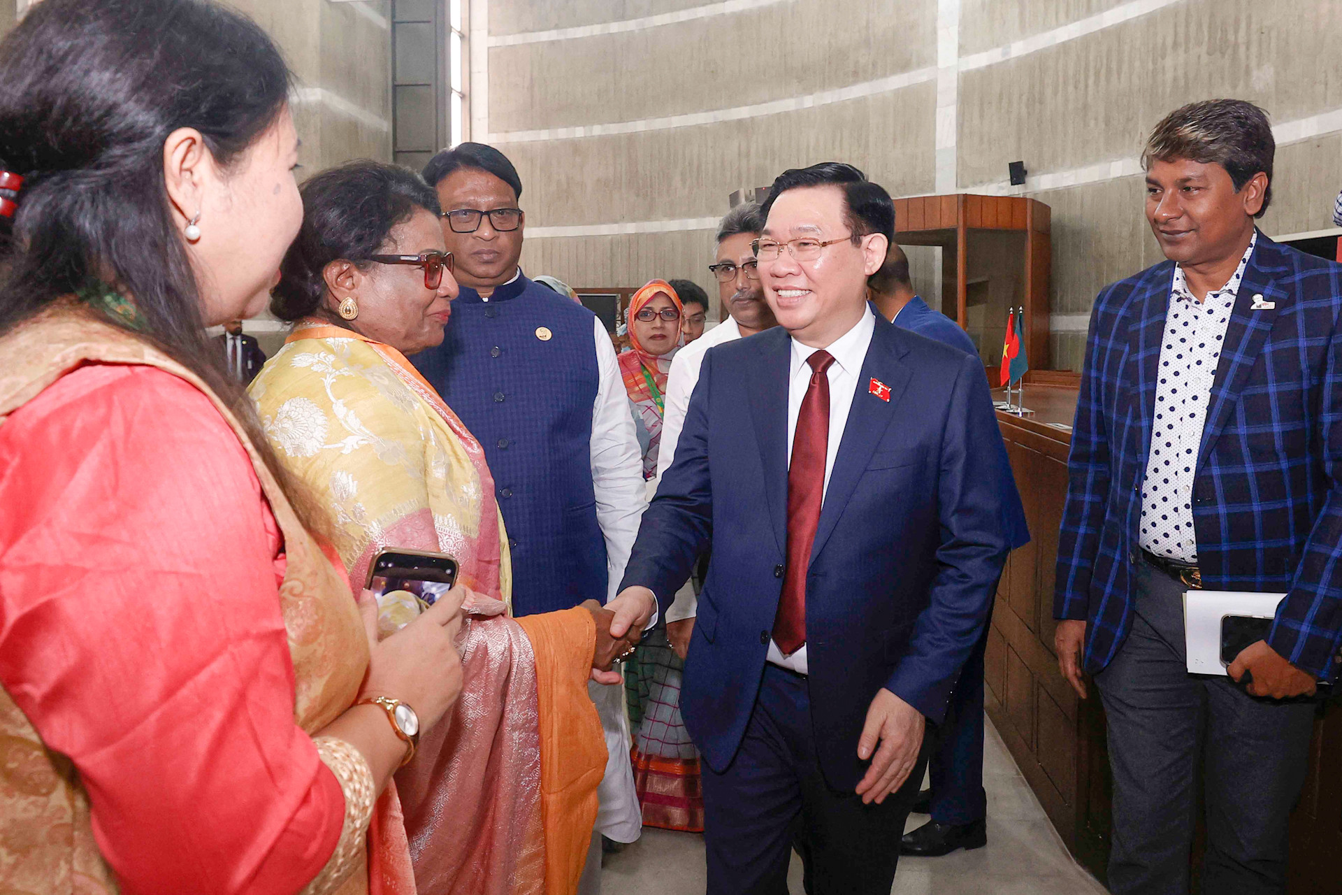 Chủ tịch Quốc hội Vương Đình Huệ với các đại biểu Quốc hội Bangladesh.