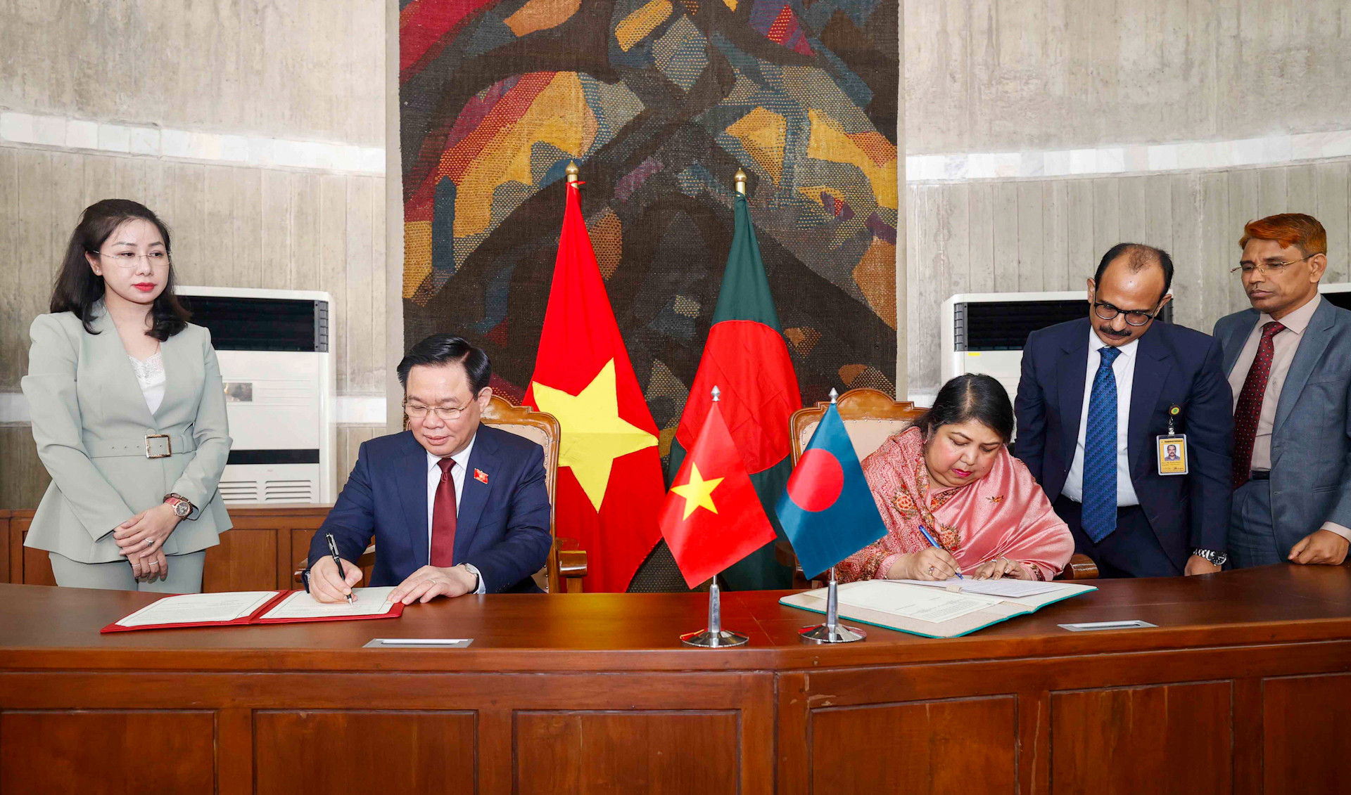 Chủ tịch Quốc hội Vương Đình Huệ và Chủ tịch Quốc hội Shirin Sharmin Chaudhury ký Bản ghi nhớ về Hợp tác giữa hai Quốc hội.