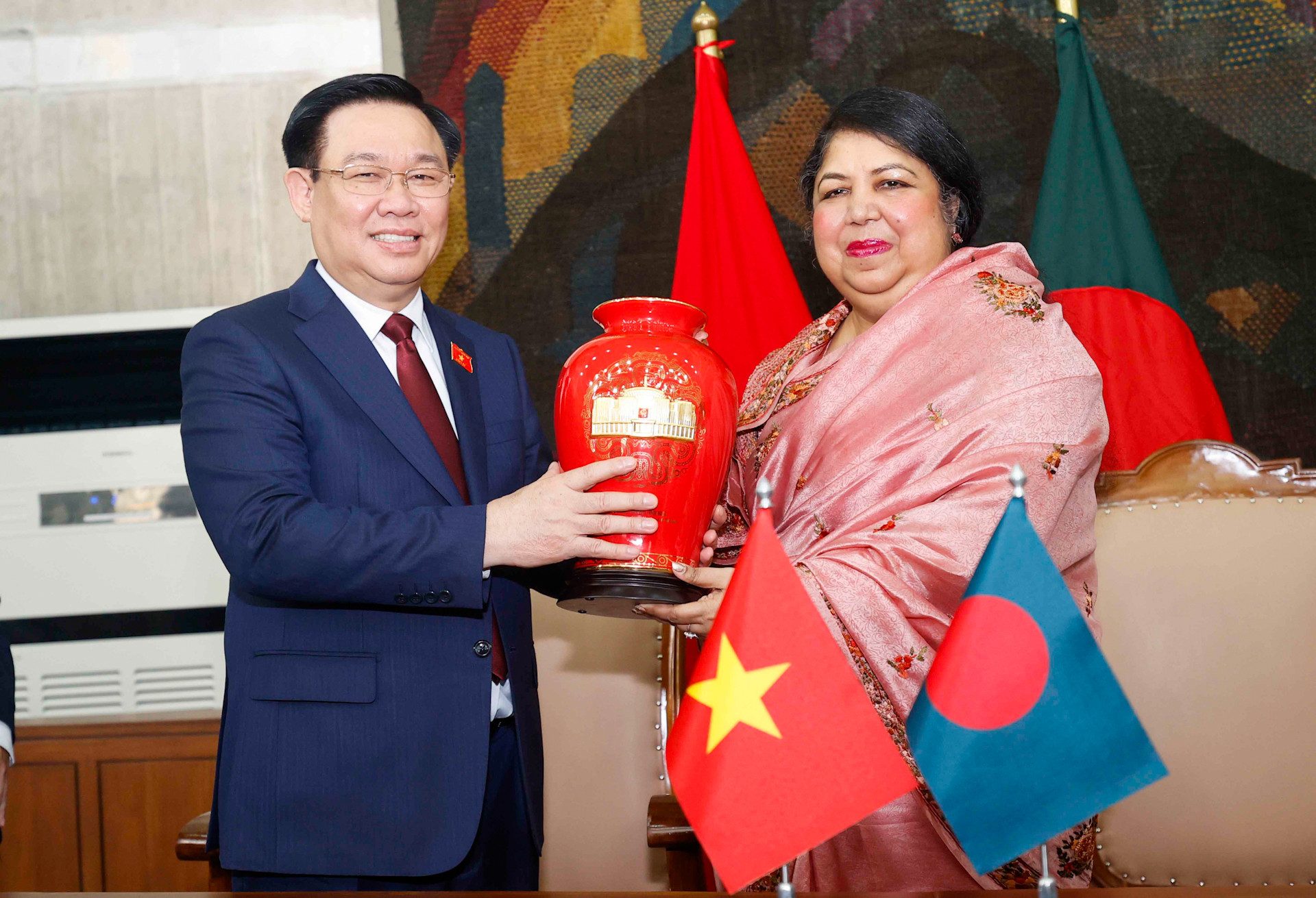 Chủ tịch Quốc hội Vương Đình Huệ trao quà lưu niệm Chủ tịch Quốc hội Shirin Sharmin Chaudhury.