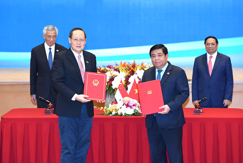 Thủ tướng Phạm Minh Chính và Thủ tướng Singapore Lý Hiển Long chứng kiến Lễ ký kết Công thư trao đổi về việc sửa đổi Hiệp định Khung Kết nối hai nền kinh tế Việt Nam-Singapore (năm 2005).